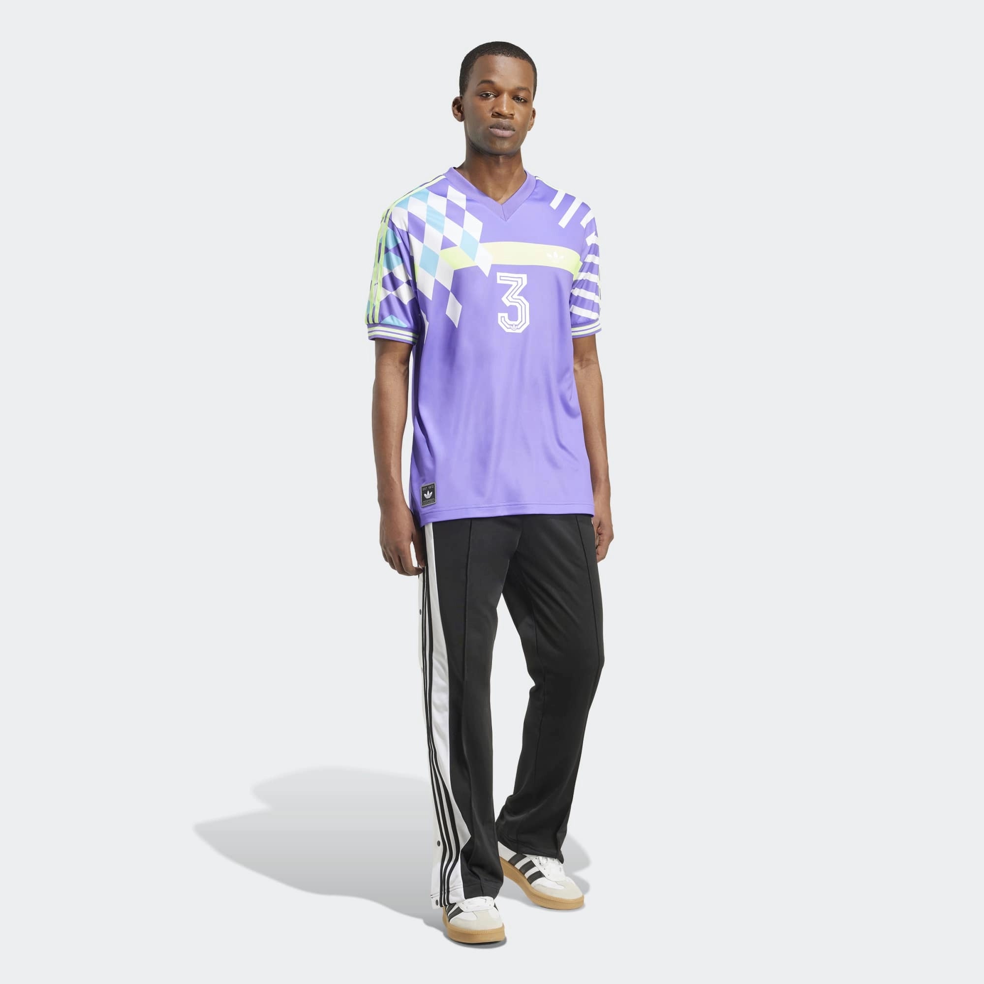 “adidas Originals Nuwave 90s Jersey Trikot in Lila (Purple Rush) mit Retro-Grafik-Print und adidas Trefoil-Logo auf der Brust bei Stickabush.“
