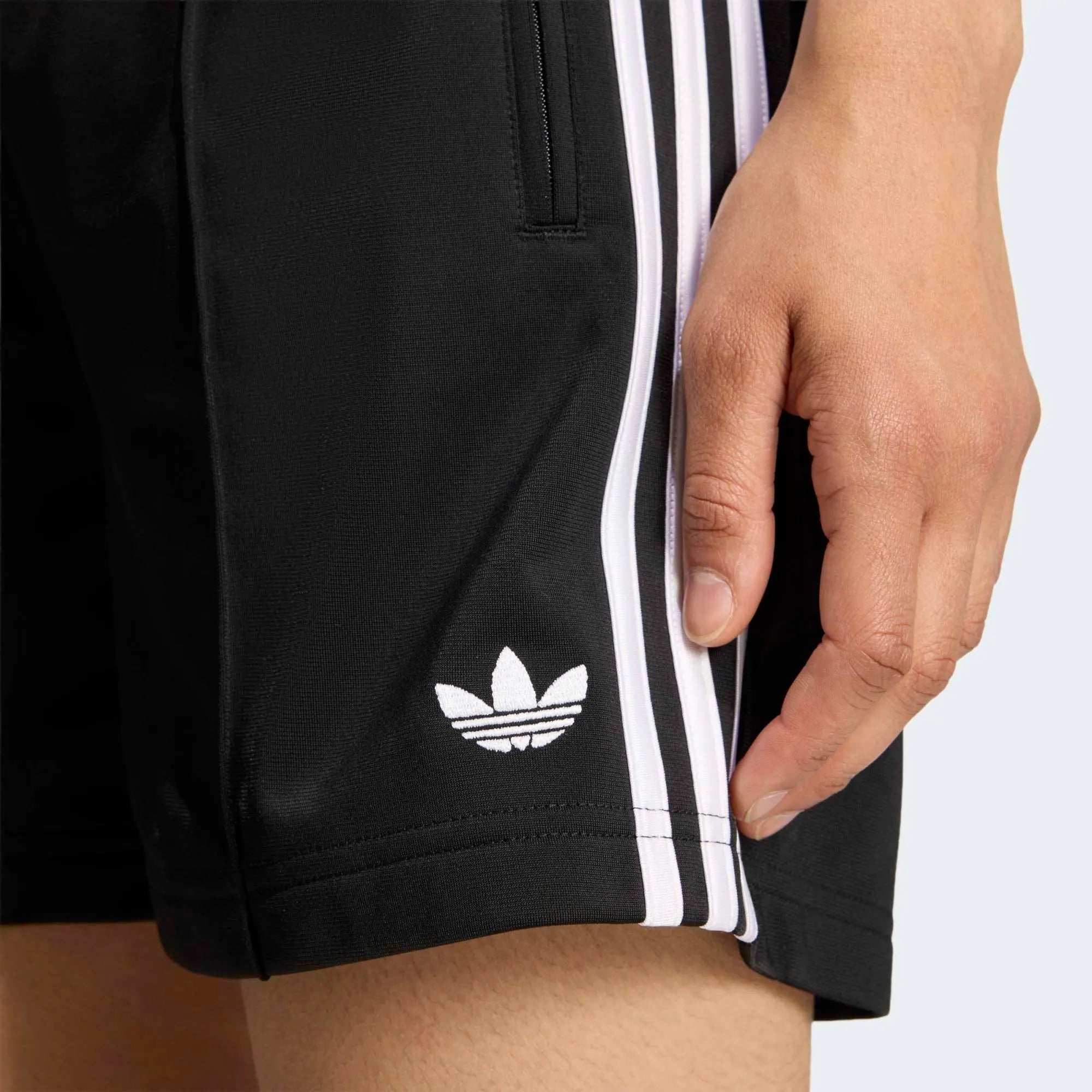 Adidas Classics Firebird Shorts W in Black/White, leichte Damen-Shorts mit 3-Streifen und elastischem Bund.