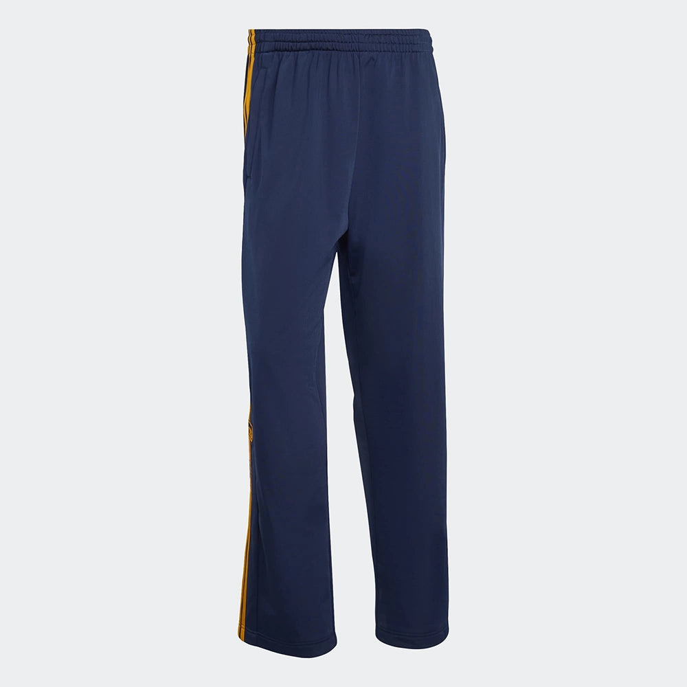 “Adidas Adibreak Track Pants in Blau/Orange, 100% recyceltes Trikot-Material, mit orangefarbenen 3-Streifen und seitlichen Druckknöpfen.“

