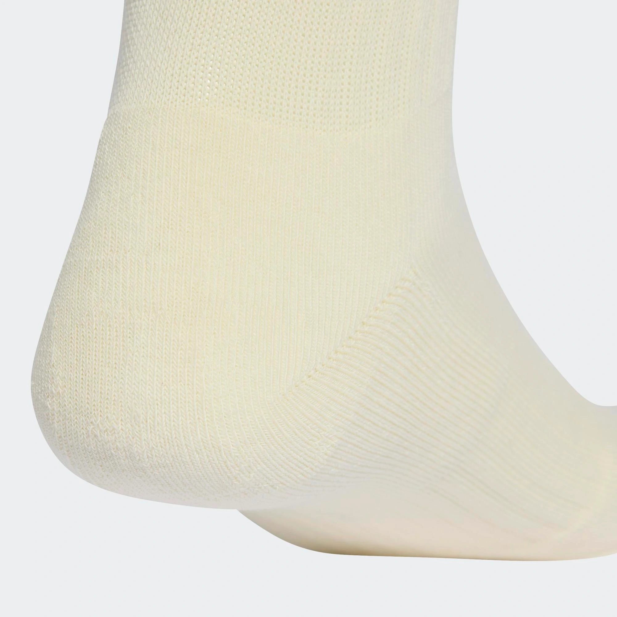 „Weiße adidas Originals Crew Socks aus der Bob Marley Kollaboration mit 3-Streifen-Design und Reggae-Details im 2er-Pack bei Stickabush Berlin."