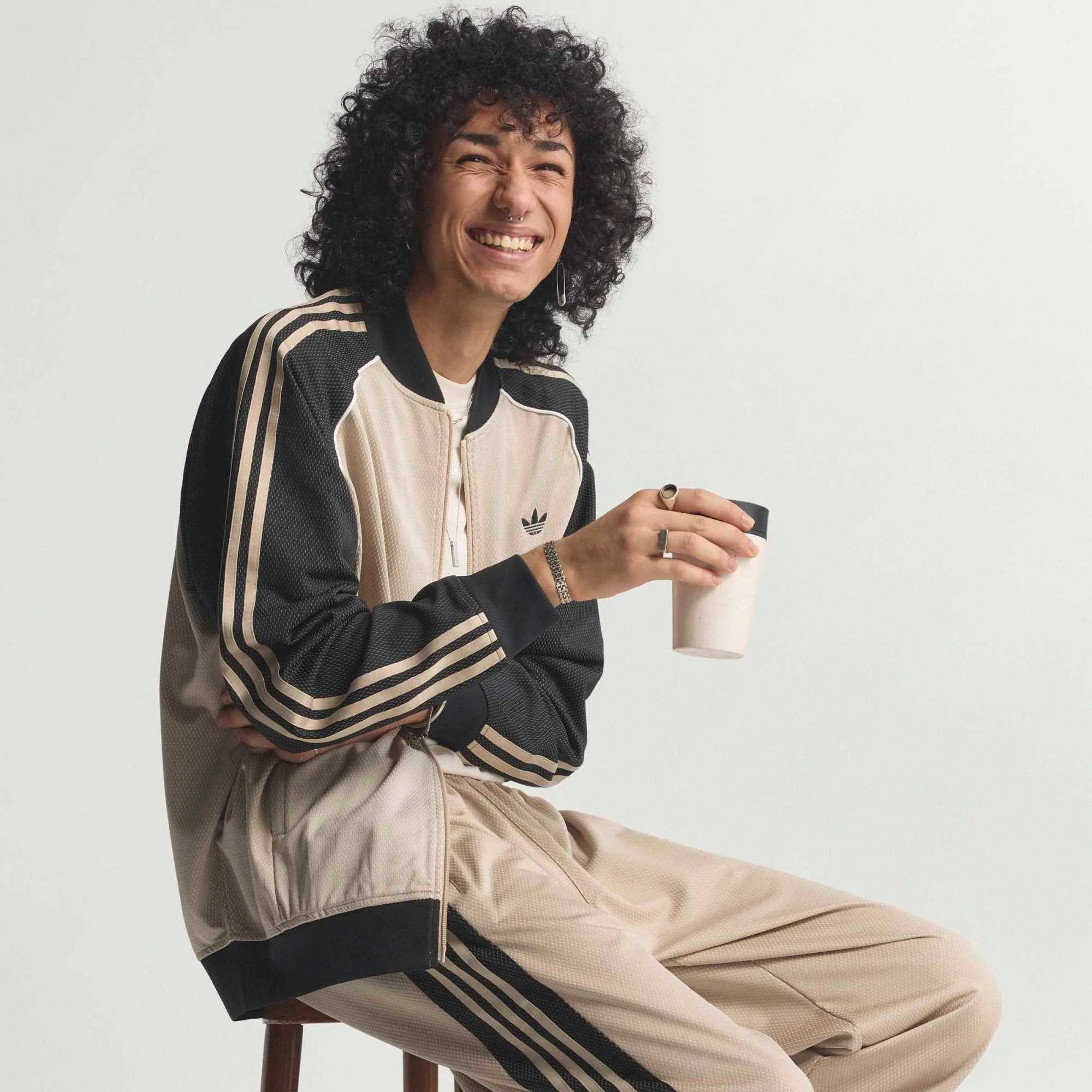 "adidas Originals SST Loose Mesh Track Top in Stone Khaki mit transparentem Mesh-Gewebe und weißen 3-Streifen auf den Ärmeln bei Stickabush Berlin.“