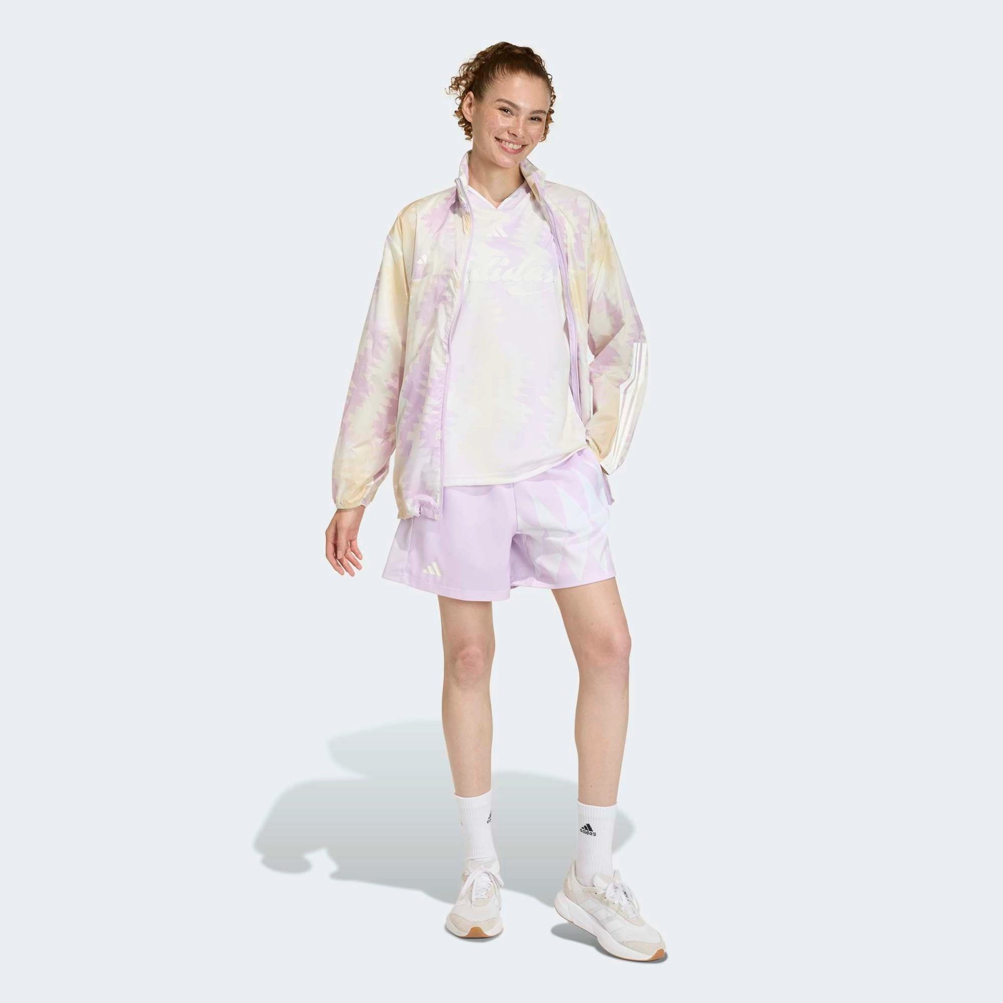 “Weißes Adidas House of Tiro X Common Goal Trikot für Damen mit dezenten lavenderfarbenen Details und klassischem V-Ausschnitt bei Stickabush Berlin.“