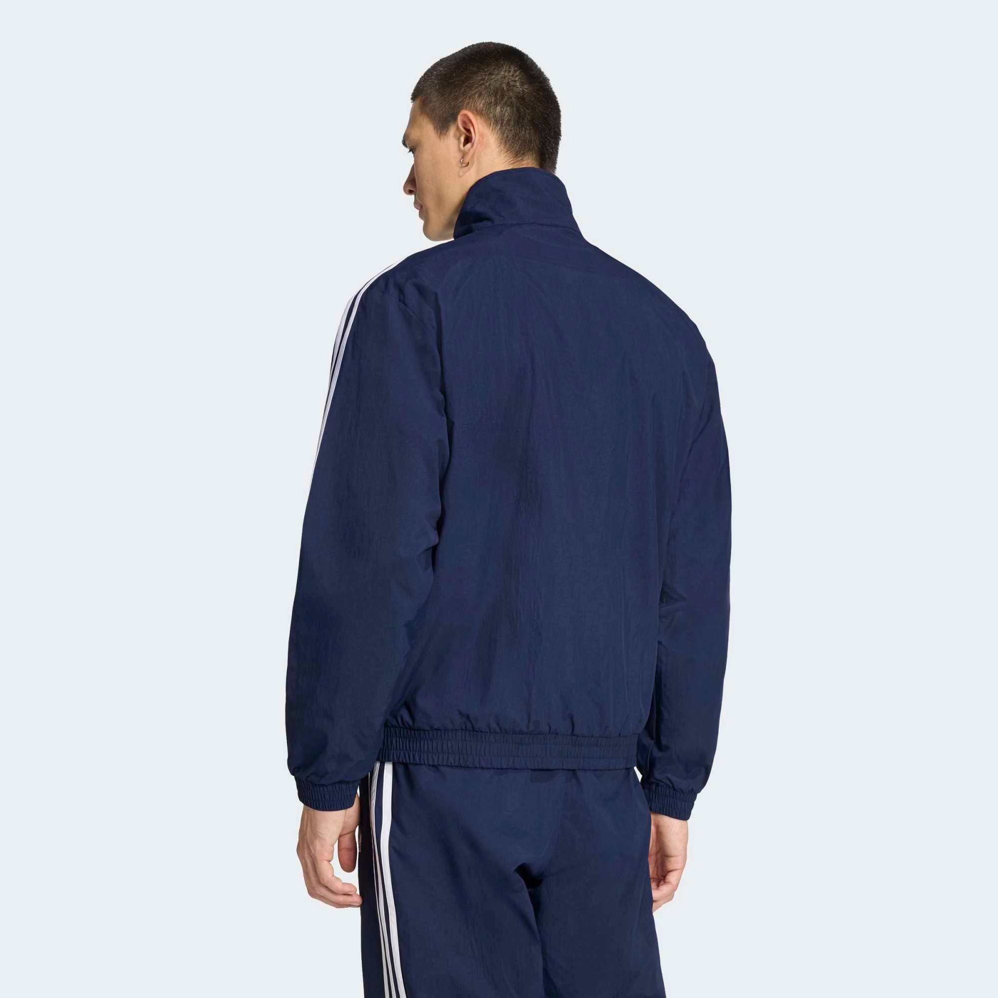 “adidas Originals Firebird Woven Trainingsjacke Herren in Dunkelblau Night Indigo, gewebtes Material, weiße 3-Streifen bei Stickabush.“