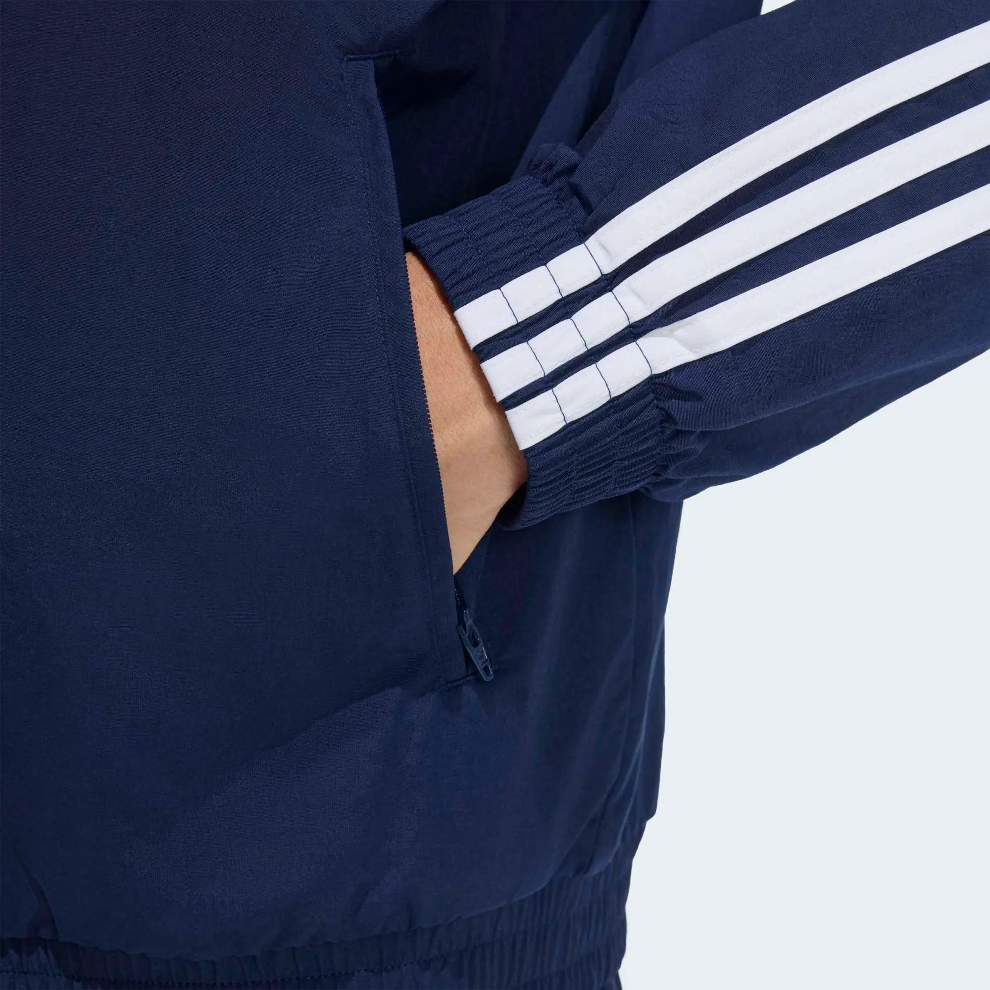 “adidas Originals Firebird Woven Trainingsjacke Herren in Dunkelblau Night Indigo, gewebtes Material, weiße 3-Streifen bei Stickabush.“