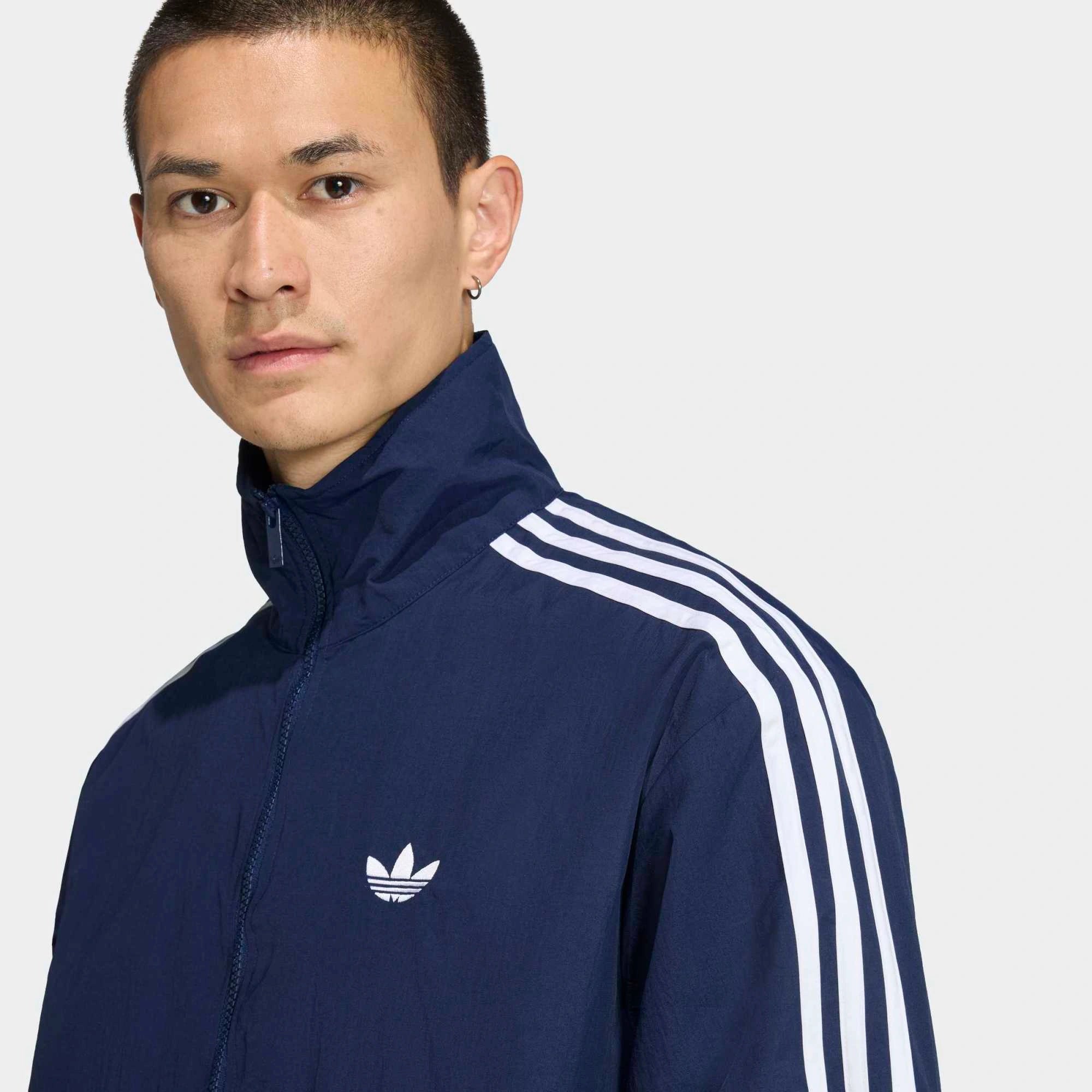 “adidas Originals Firebird Woven Trainingsjacke Herren in Dunkelblau Night Indigo, gewebtes Material, weiße 3-Streifen bei Stickabush.“