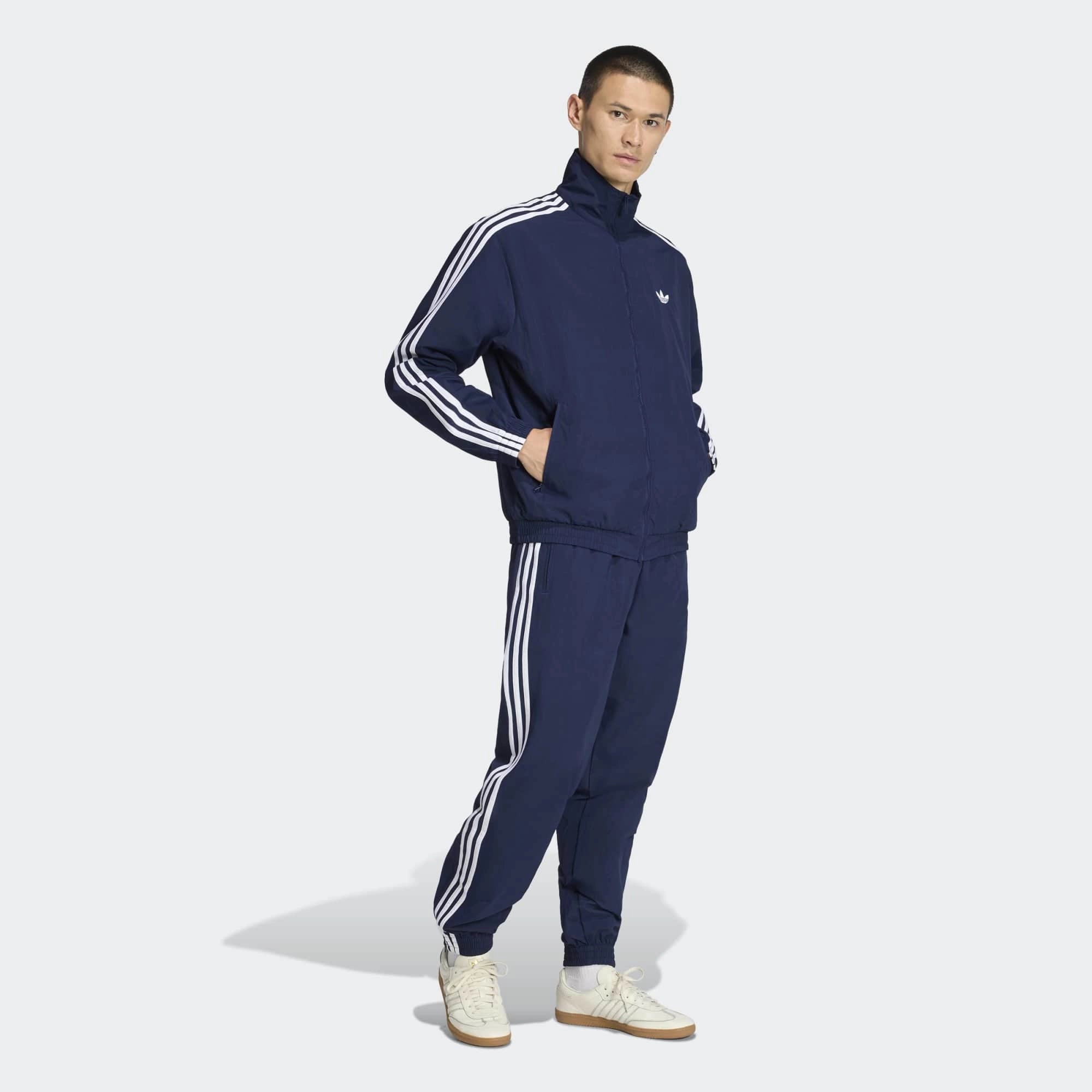 “adidas Originals Firebird Woven Trainingsjacke Herren in Dunkelblau Night Indigo, gewebtes Material, weiße 3-Streifen bei Stickabush.“