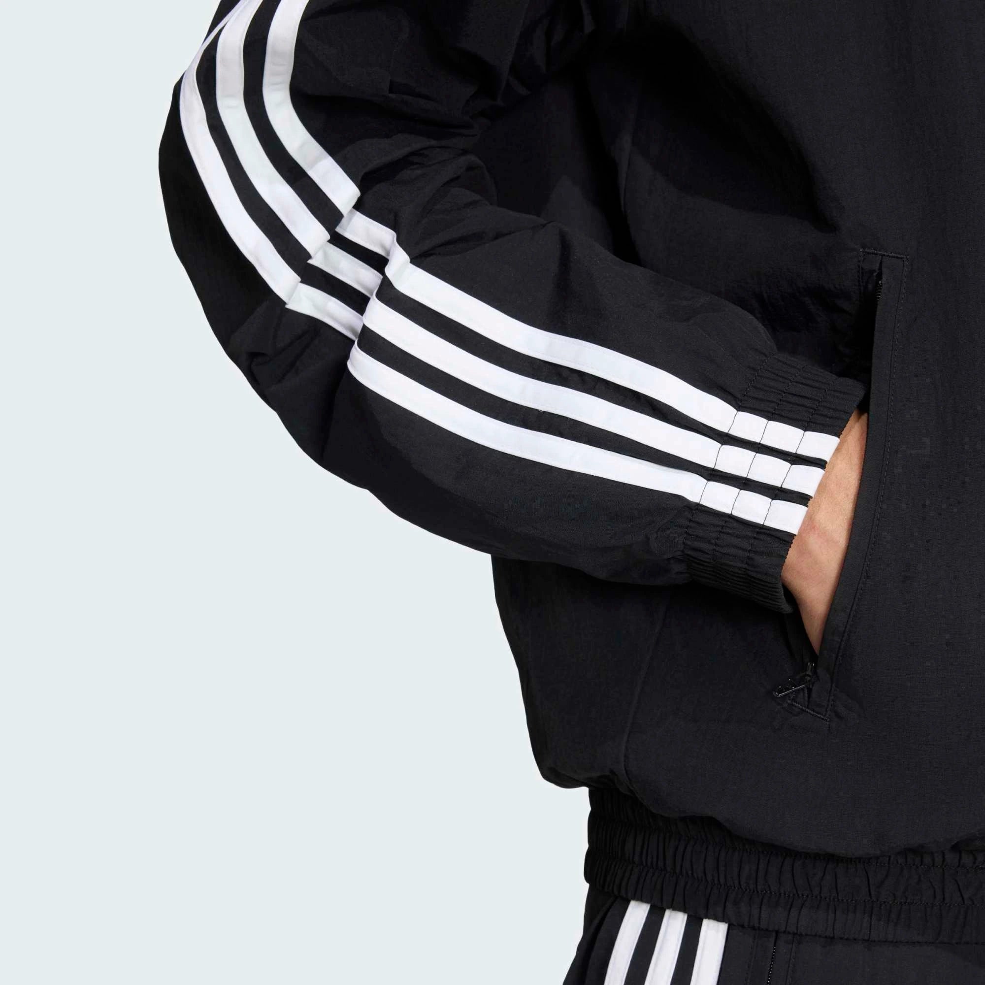 “Schwarze adidas Originals Firebird Woven Trainingsjacke für Herren mit weißen 3-Streifen und Trefoil Logo bei Stickabush.“