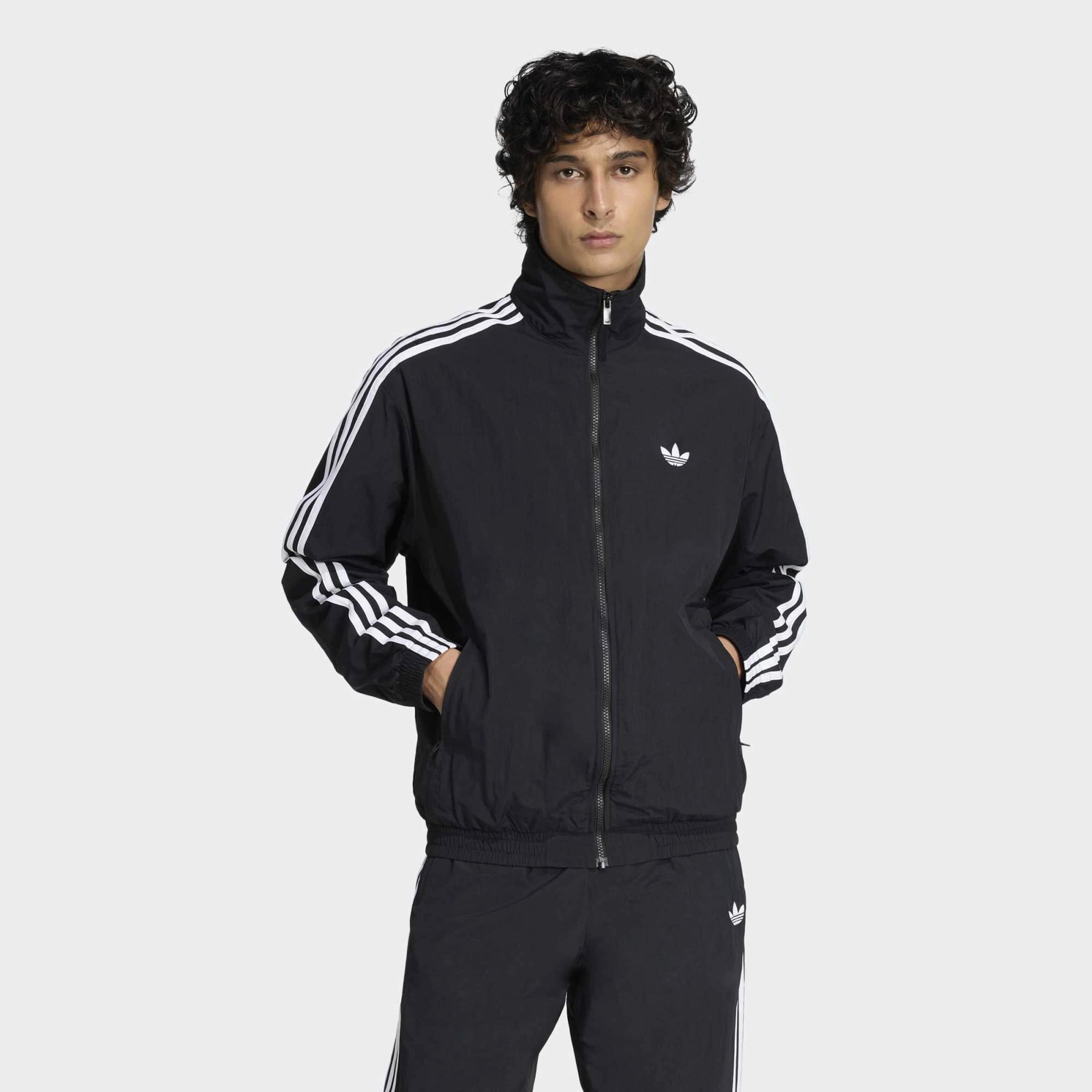 “Schwarze adidas Originals Firebird Woven Trainingsjacke für Herren mit weißen 3-Streifen und Trefoil Logo bei Stickabush.“