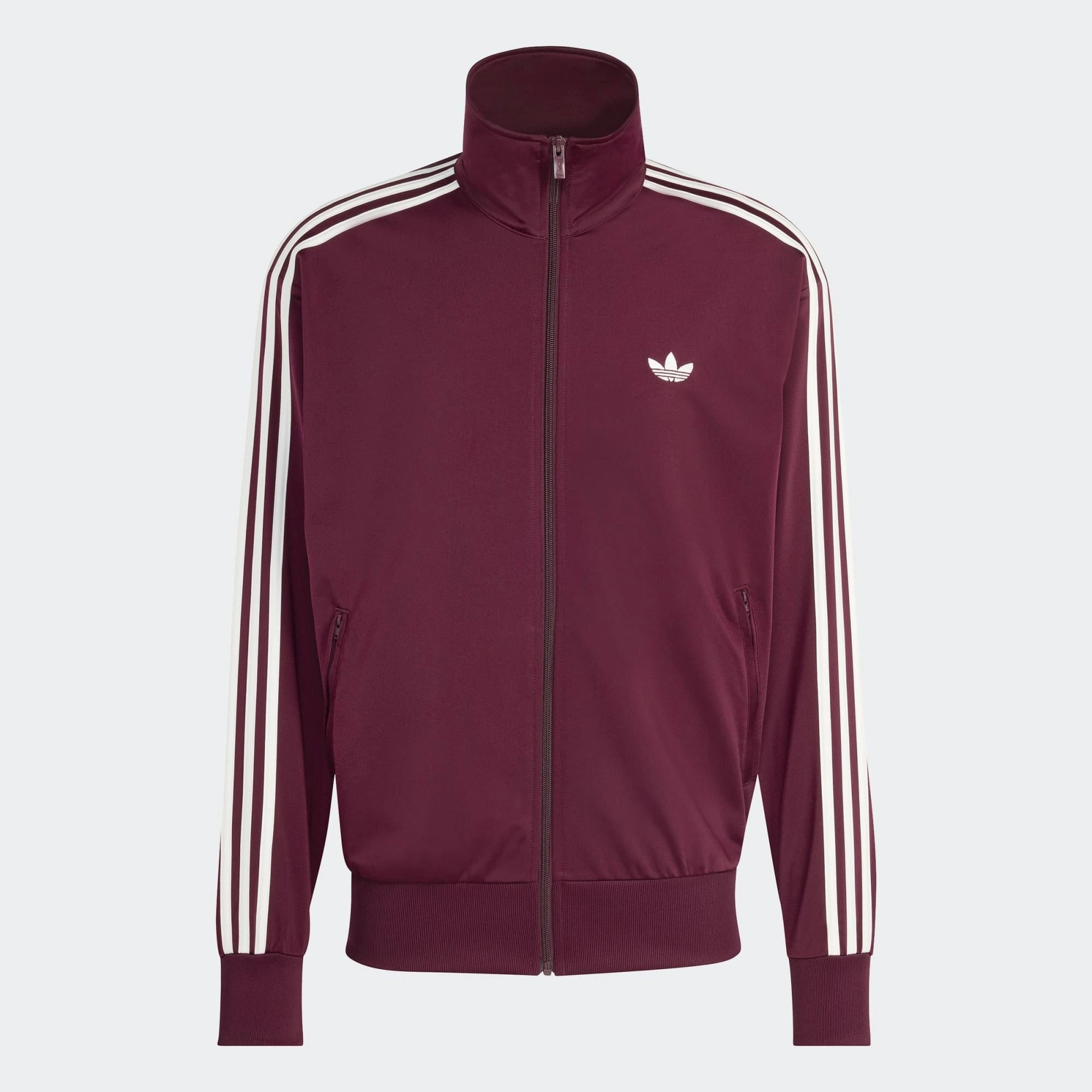 „Weinrote adidas Originals Firebird Trainingsjacke mit weißen 3-Streifen, Stehkragen und Trefoil-Logo in der Farbkombination Maroon / Off White bei Stickabush Berlin.“