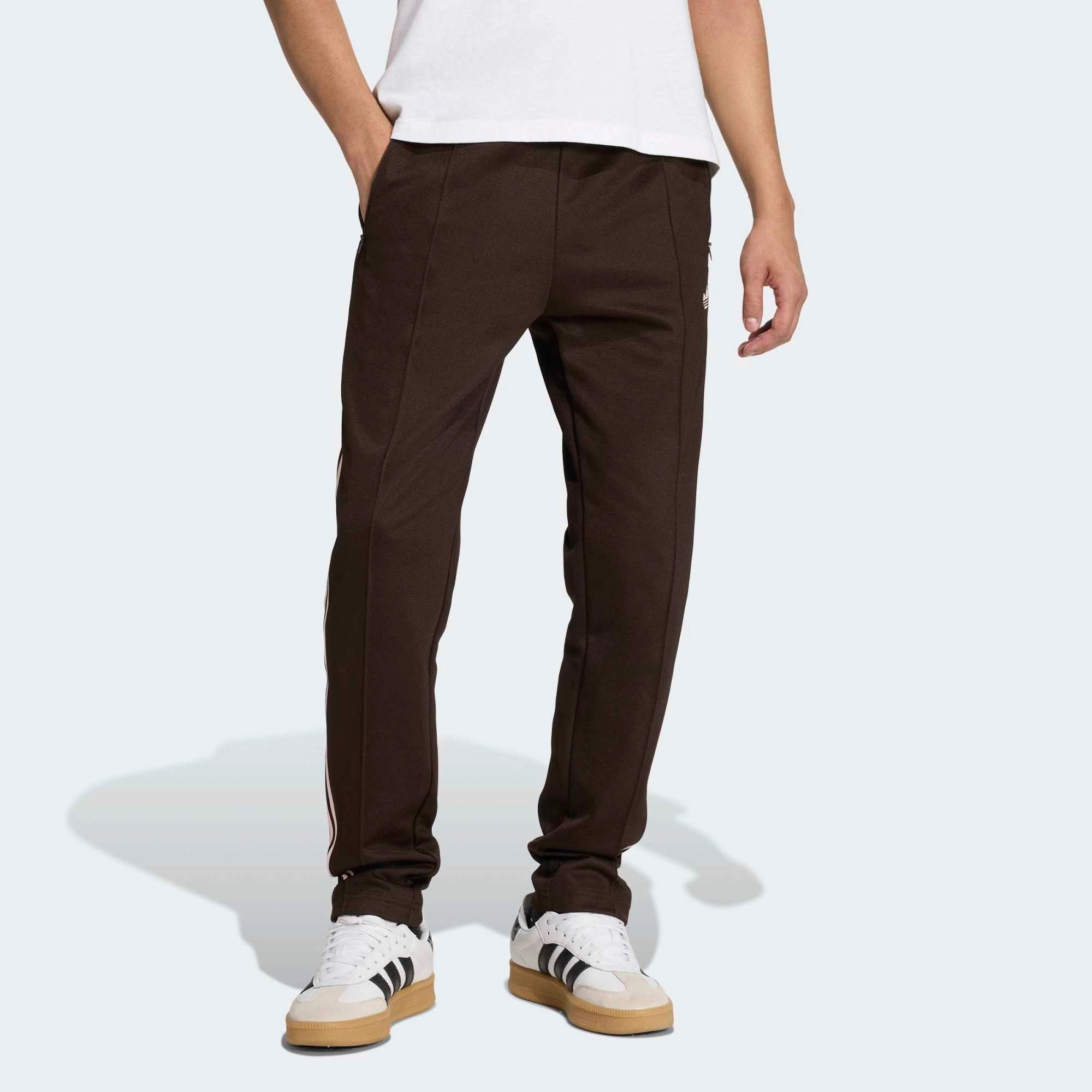 „Braune Adidas Originals Beckenbauer Track Pant (Aurora Coffee) mit rosa Streifen (Sandy Pink) und Trefoil-Logo bei Stickabush Berlin.“