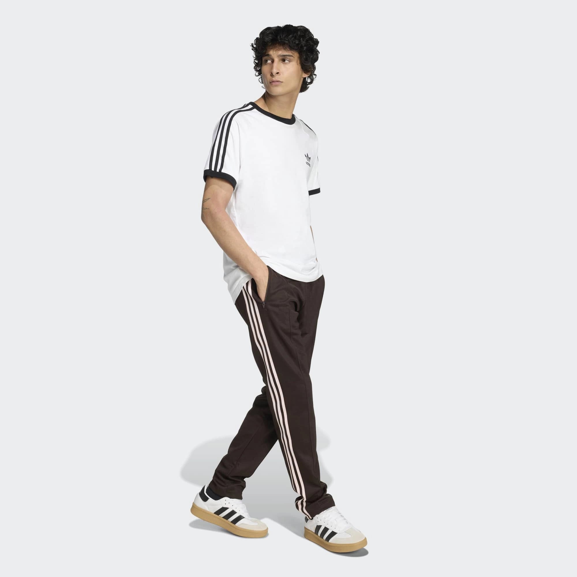 „Braune Adidas Originals Beckenbauer Track Pant (Aurora Coffee) mit rosa Streifen (Sandy Pink) und Trefoil-Logo bei Stickabush Berlin.“
