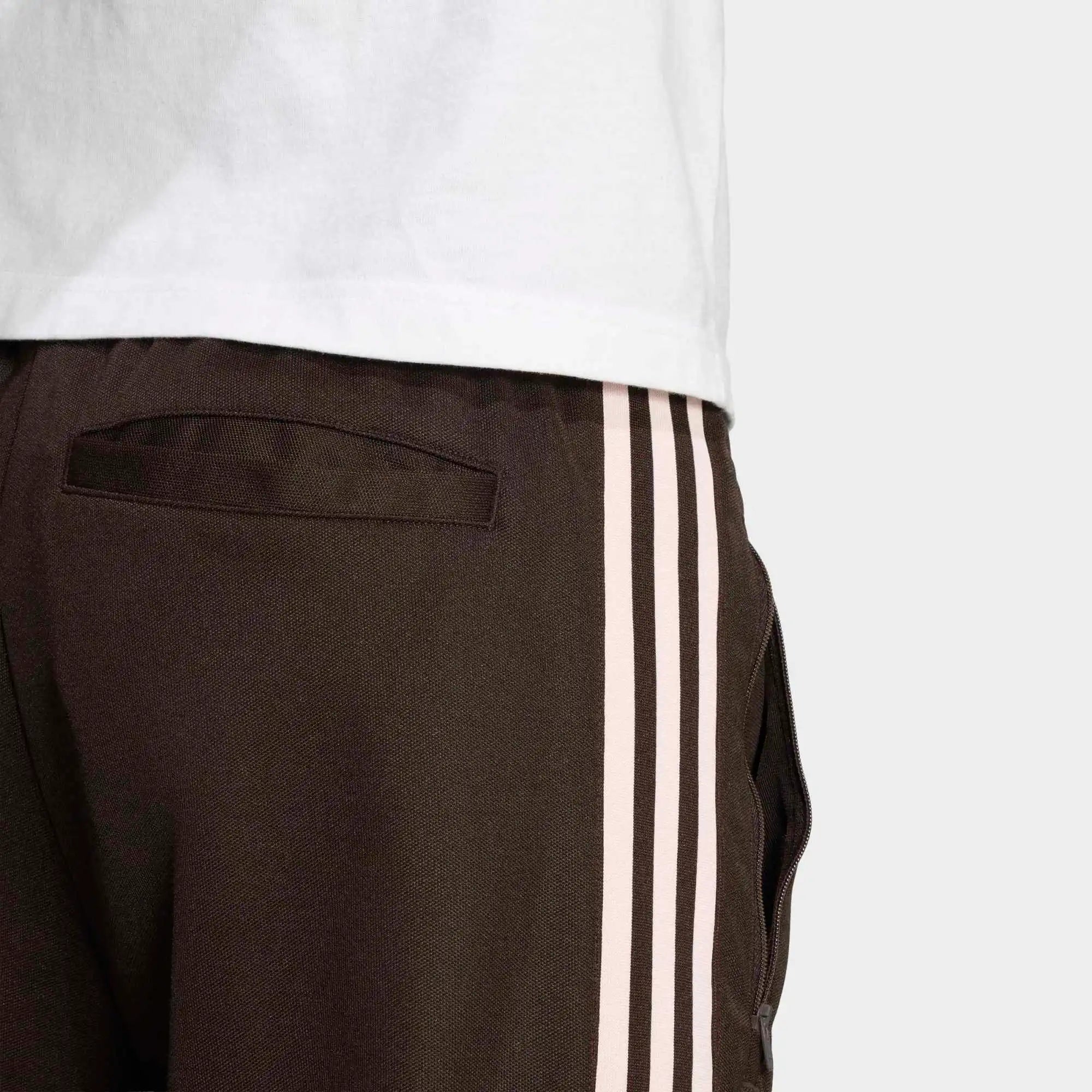 „Braune Adidas Originals Beckenbauer Track Pant (Aurora Coffee) mit rosa Streifen (Sandy Pink) und Trefoil-Logo bei Stickabush Berlin.“