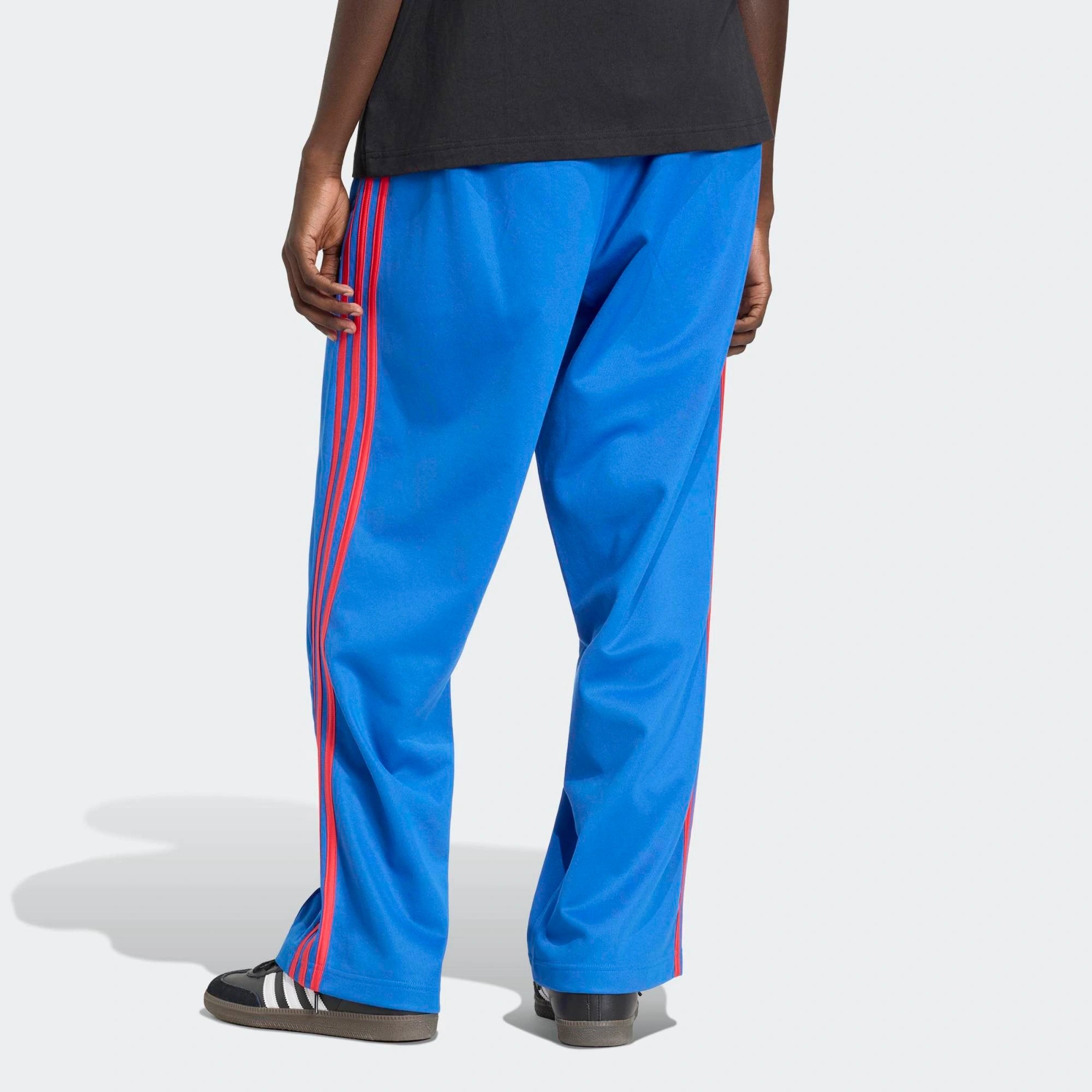 "adidas Originals Firebird Baggy Track Pants Herren in Blau, weiter Oversized-Schnitt, glänzendes Trikot-Material bei Stickabush.“