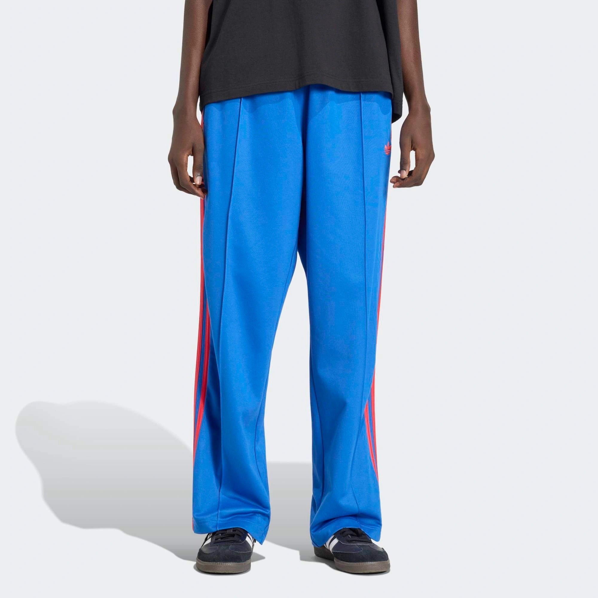 "adidas Originals Firebird Baggy Track Pants Herren in Blau, weiter Oversized-Schnitt, glänzendes Trikot-Material bei Stickabush.“