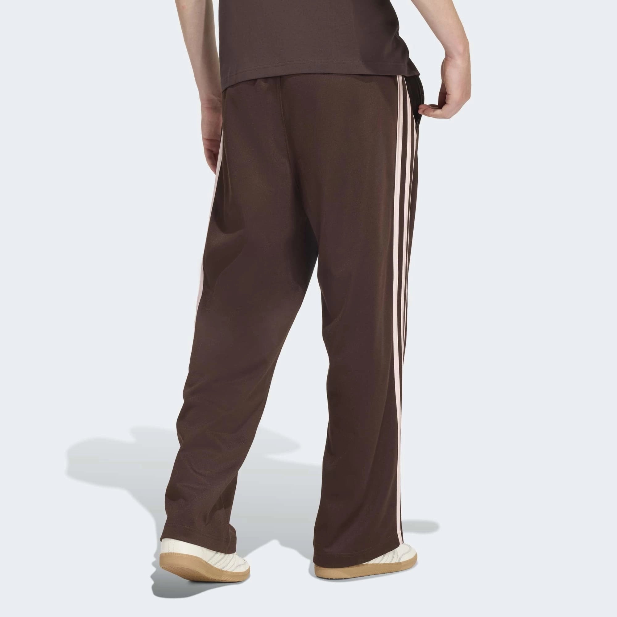 "adidas Originals Firebird Baggy Track Pants Aurora Coffee – Braune weite Trainingshose aus dem adidas Originals Bekleidung Silo bei Stickabush.“