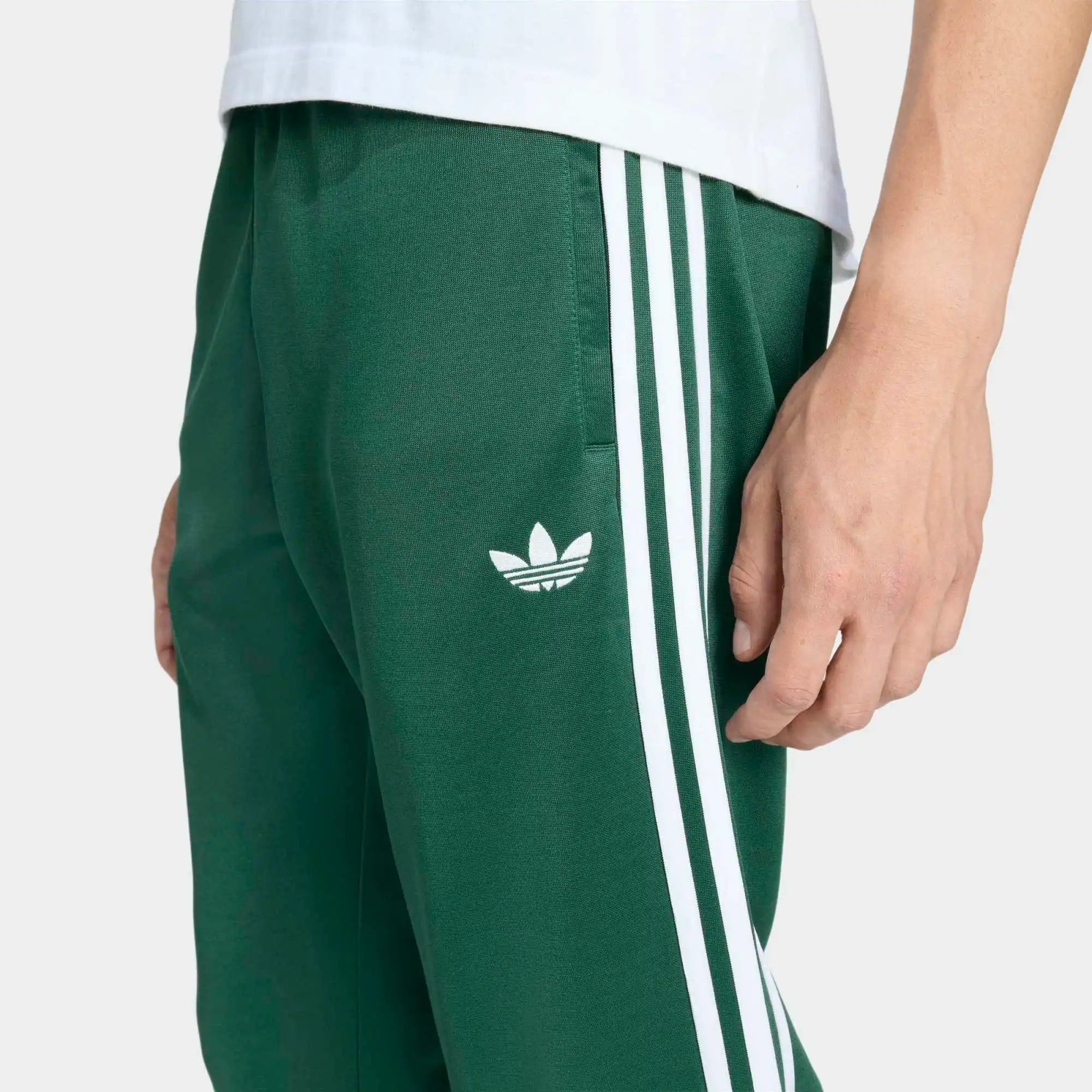"adidas Originals SST Track Pants Herren in Collegiate Green Dunkelgrün, weißes Trefoil Logo, Slim Fit mit Rippbündchen bei Stickabush.“