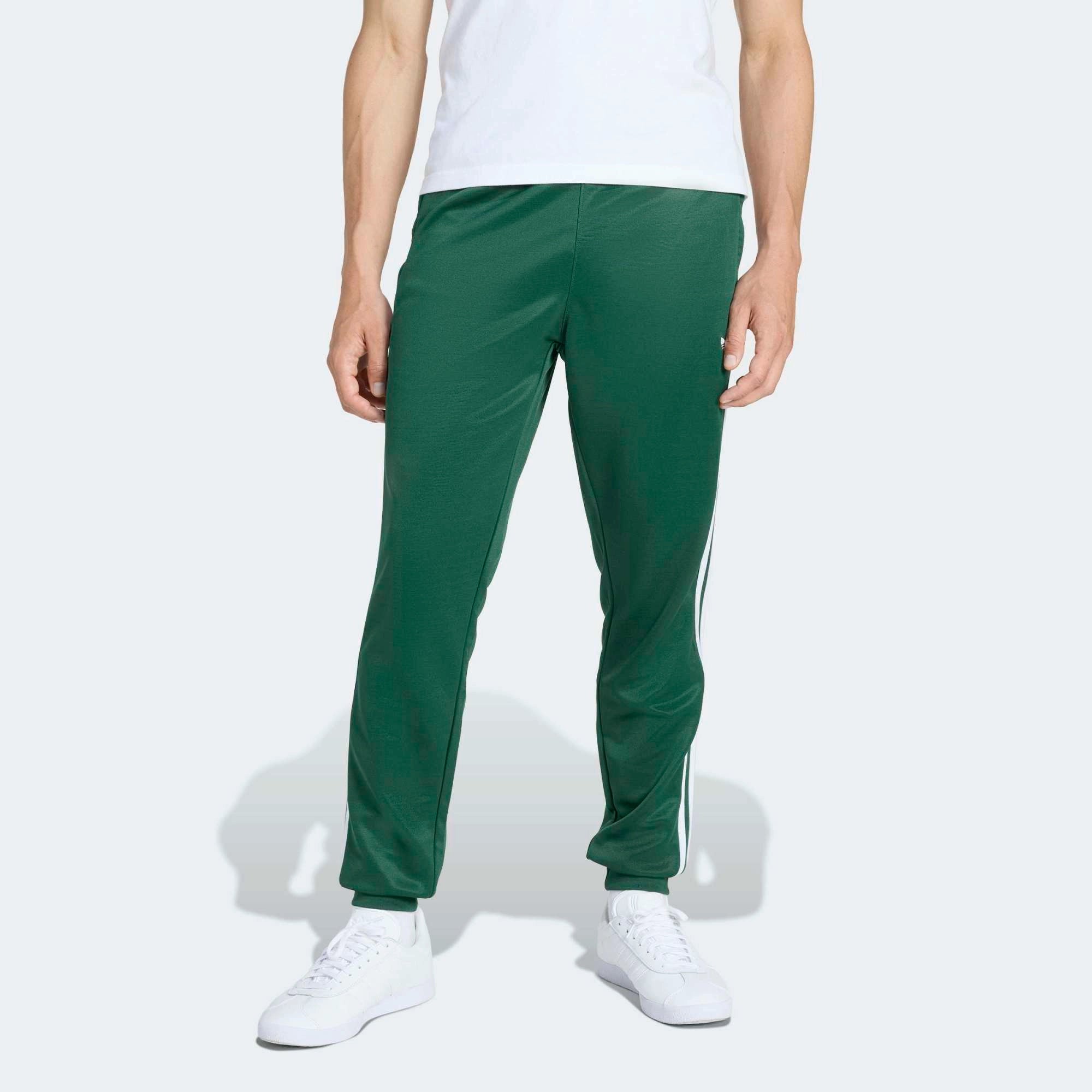 "adidas Originals SST Track Pants Herren in Collegiate Green Dunkelgrün, weißes Trefoil Logo, Slim Fit mit Rippbündchen bei Stickabush.“