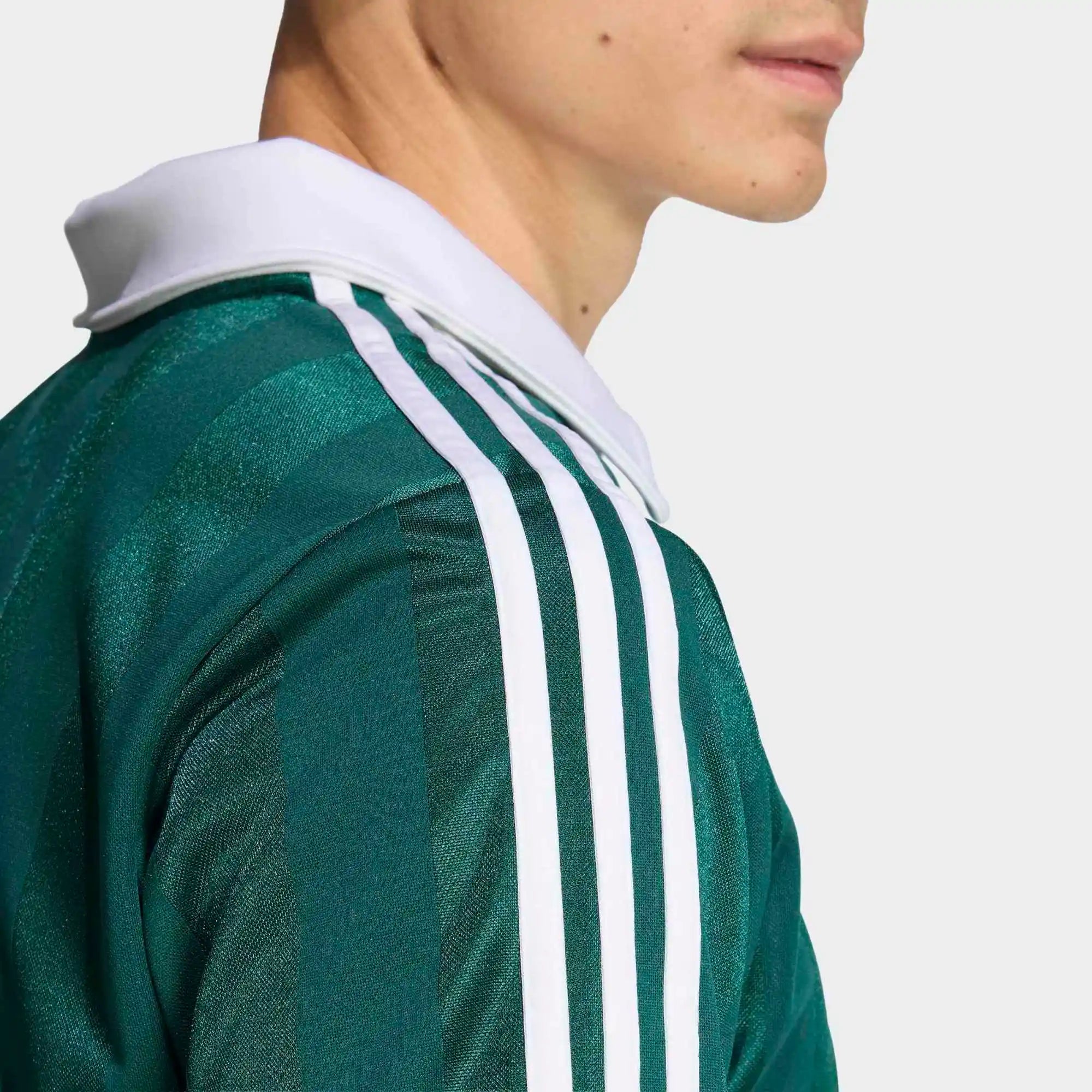 “Adidas Originals Archive Collar Engineered Trikot in Dunkelgrün mit weißem Kragen und gesticktem Trefoil-Logo bei Stickabush Berlin.“