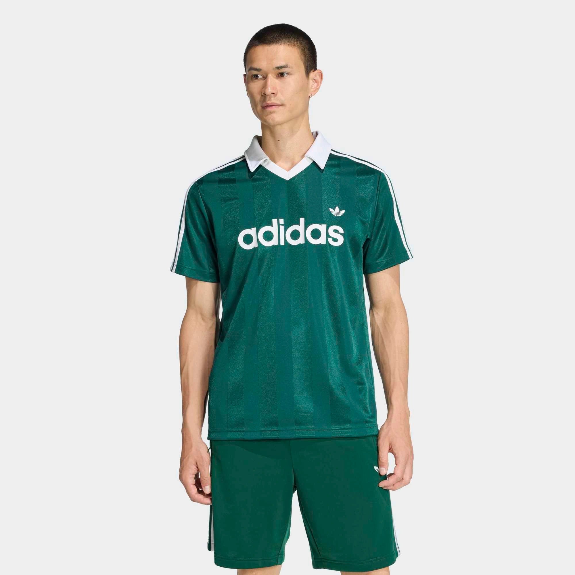 “Adidas Originals Archive Collar Engineered Trikot in Dunkelgrün mit weißem Kragen und gesticktem Trefoil-Logo bei Stickabush Berlin.“