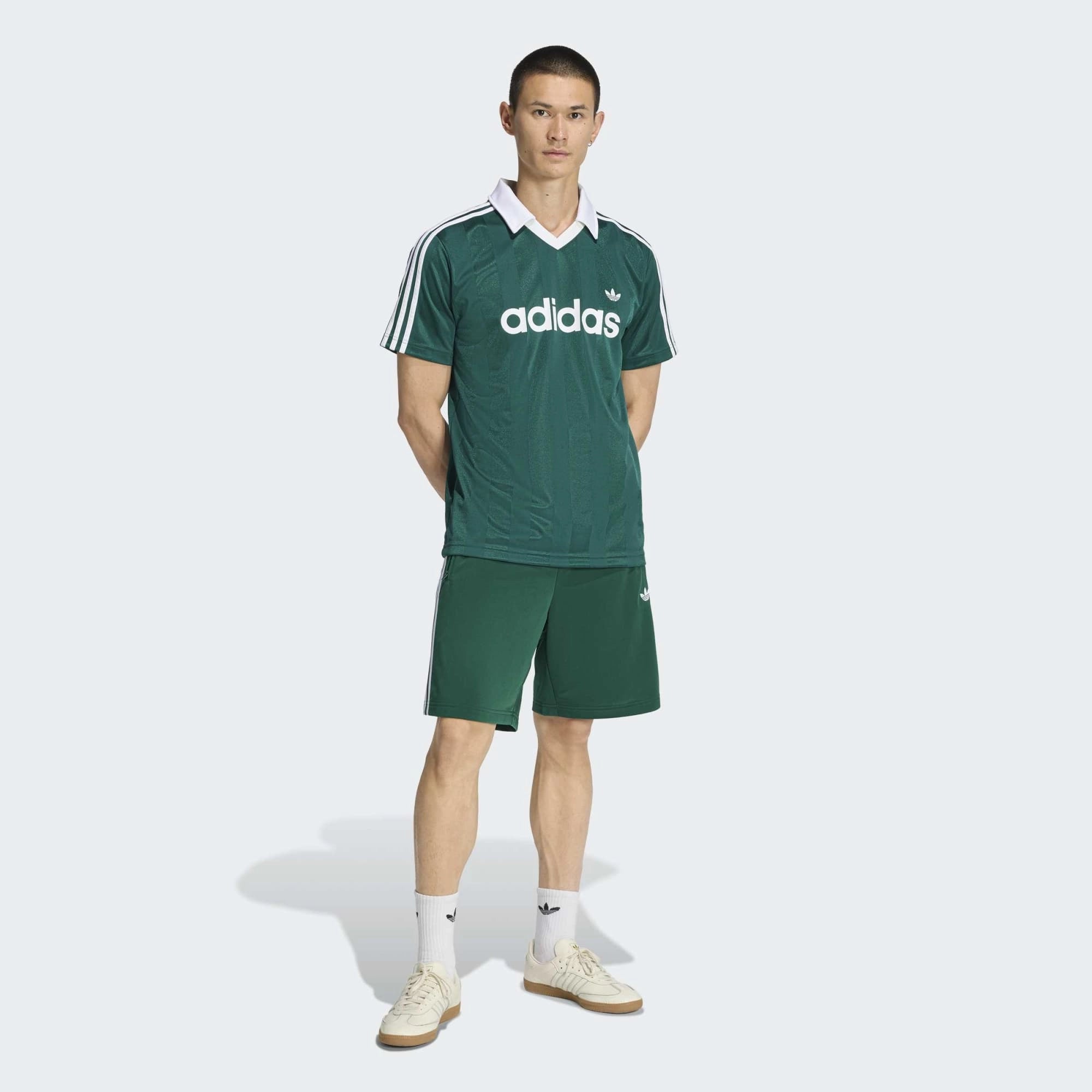 “Adidas Originals Archive Collar Engineered Trikot in Dunkelgrün mit weißem Kragen und gesticktem Trefoil-Logo bei Stickabush Berlin.“