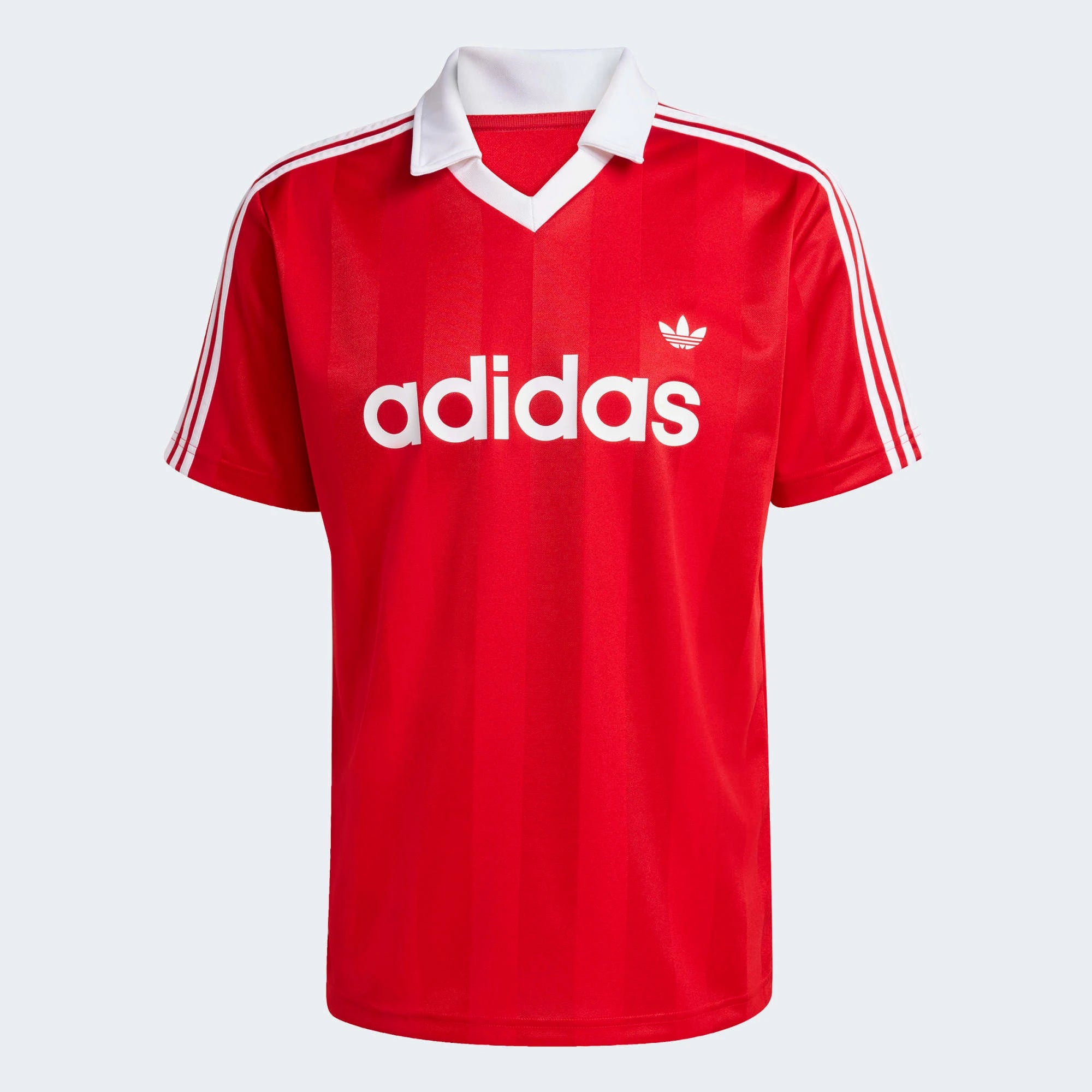 “Rotes Adidas Originals Archive Collar Engineered Trikot mit weißem Kragen und den ikonischen 3-Streifen in der Frontansicht bei Stickabush Berlin.“