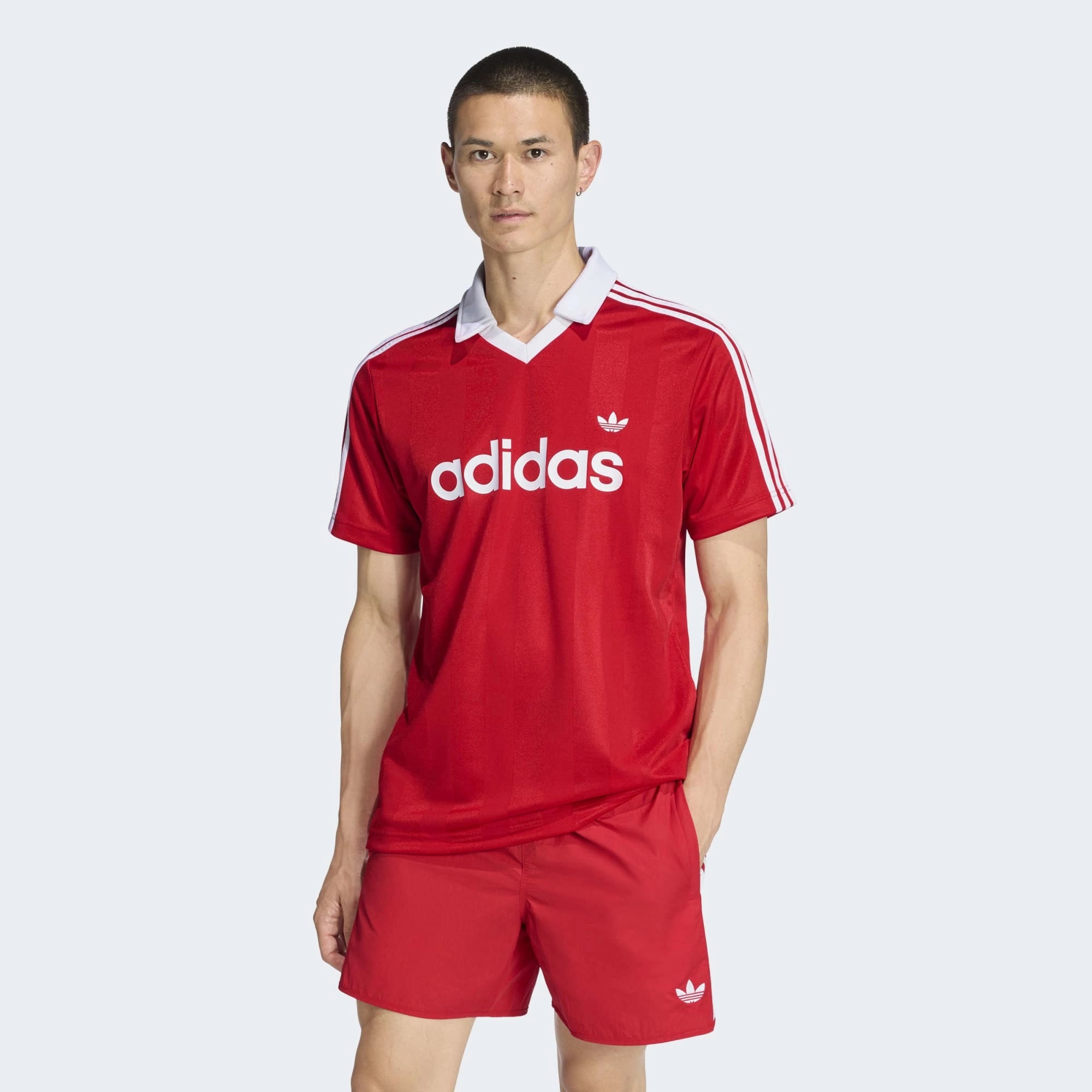 “Rotes Adidas Originals Archive Collar Engineered Trikot mit weißem Kragen und den ikonischen 3-Streifen in der Frontansicht bei Stickabush Berlin.“