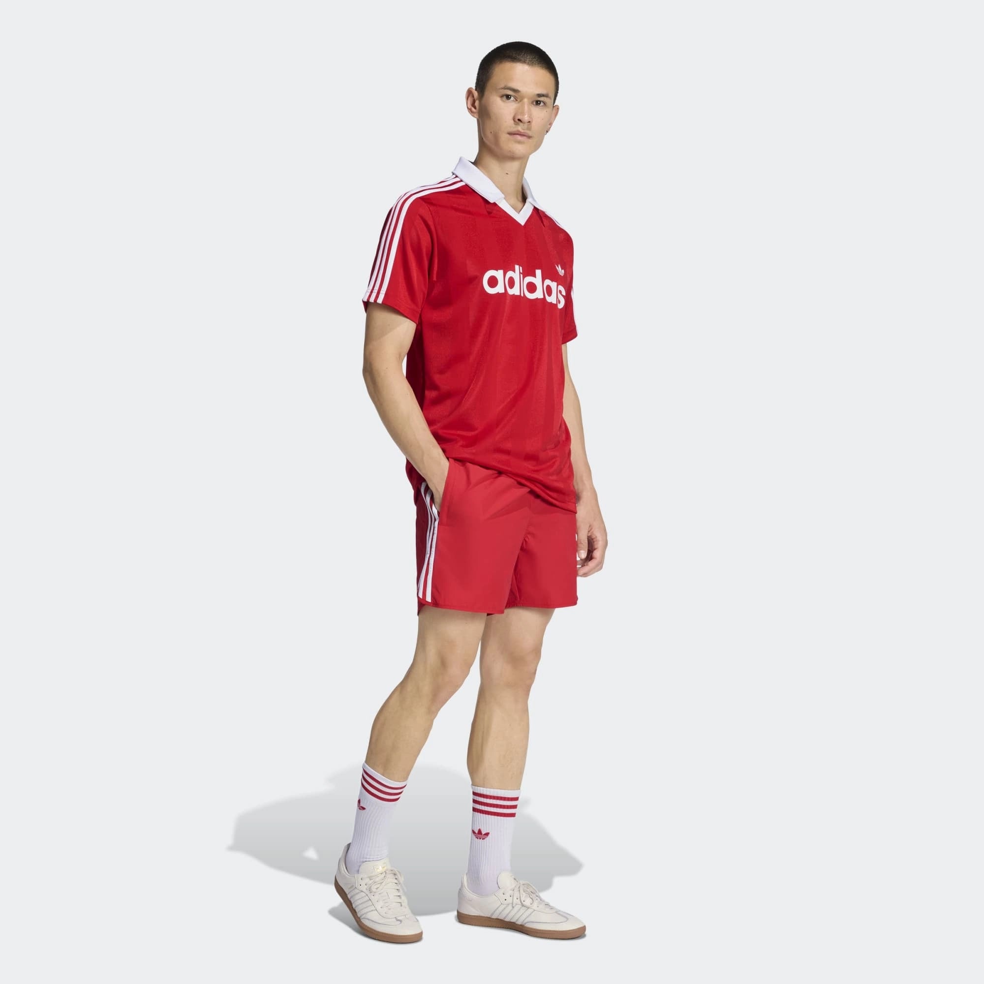 “Rotes Adidas Originals Archive Collar Engineered Trikot mit weißem Kragen und den ikonischen 3-Streifen in der Frontansicht bei Stickabush Berlin.“