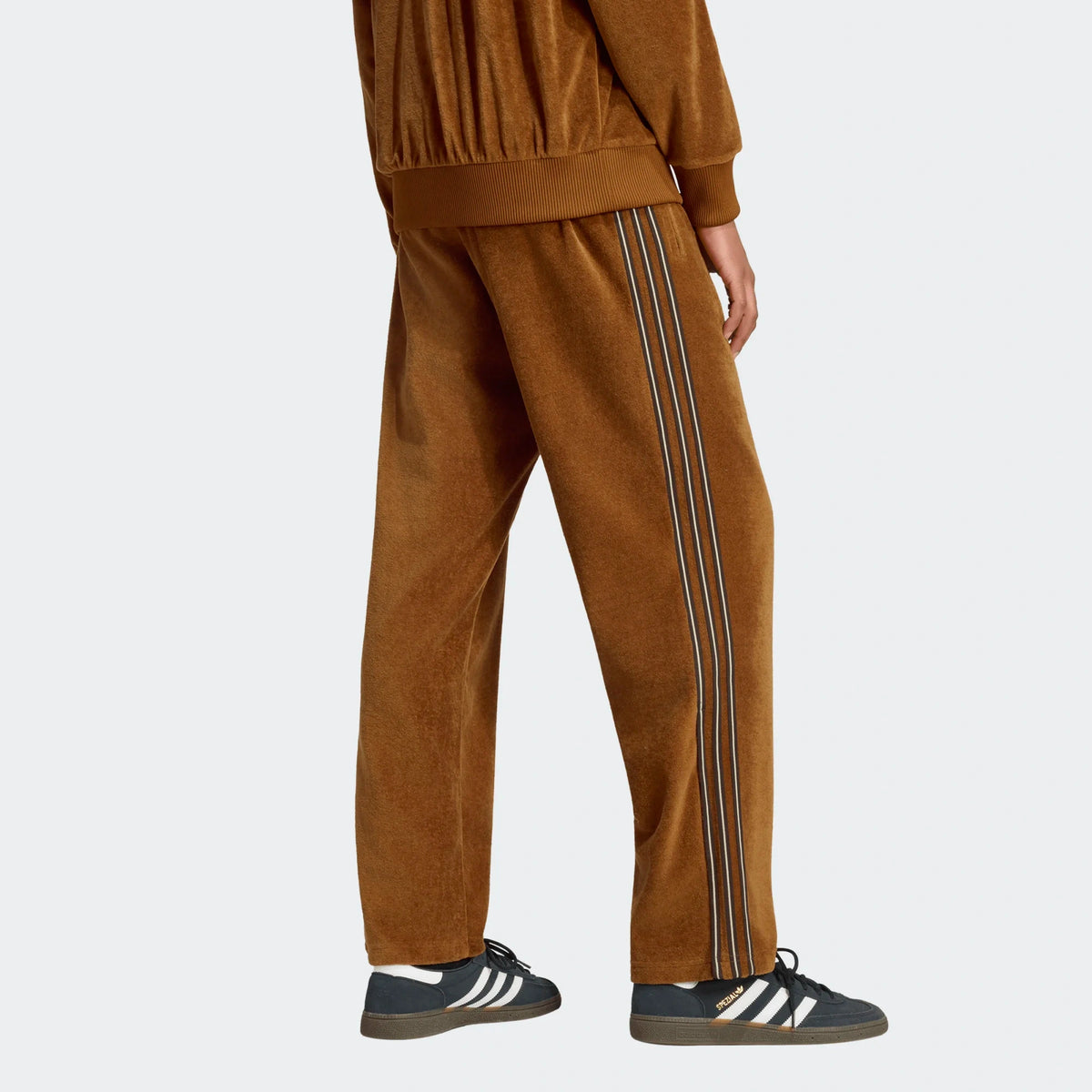 Entdecke die adidas Originals Firebird Velour Track Pants in "Dusky Bronze". Edler Velours, cooler Retro-Vibe & maximaler Comfort. Jetzt bei STICKABUSH online bestellen!