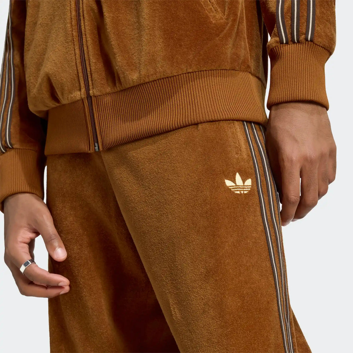 Entdecke die adidas Originals Firebird Velour Track Pants in "Dusky Bronze". Edler Velours, cooler Retro-Vibe & maximaler Comfort. Jetzt bei STICKABUSH online bestellen!