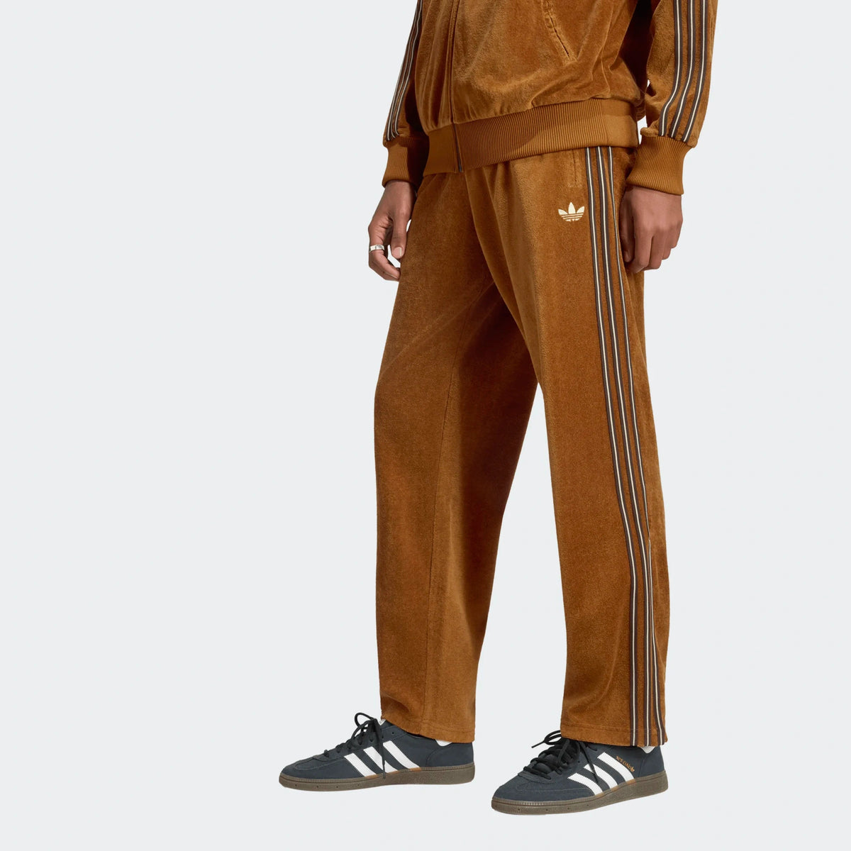 Entdecke die adidas Originals Firebird Velour Track Pants in "Dusky Bronze". Edler Velours, cooler Retro-Vibe & maximaler Comfort. Jetzt bei STICKABUSH online bestellen!