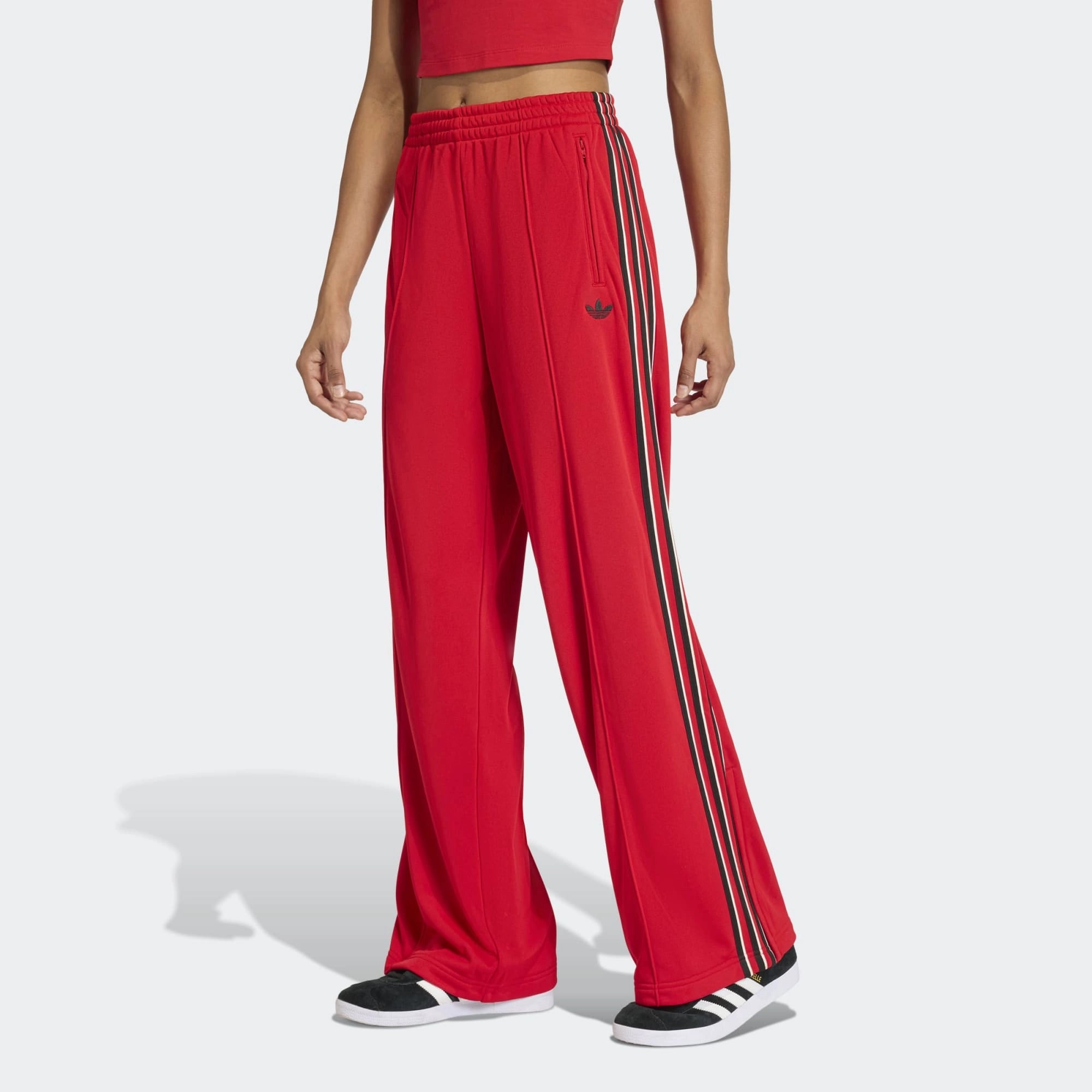 Adidas Firebird Loose Track Pants W in Better Scarlet mit 3-Streifen, Loose Fit und elastischem Bund in Schwarz/Off White.
