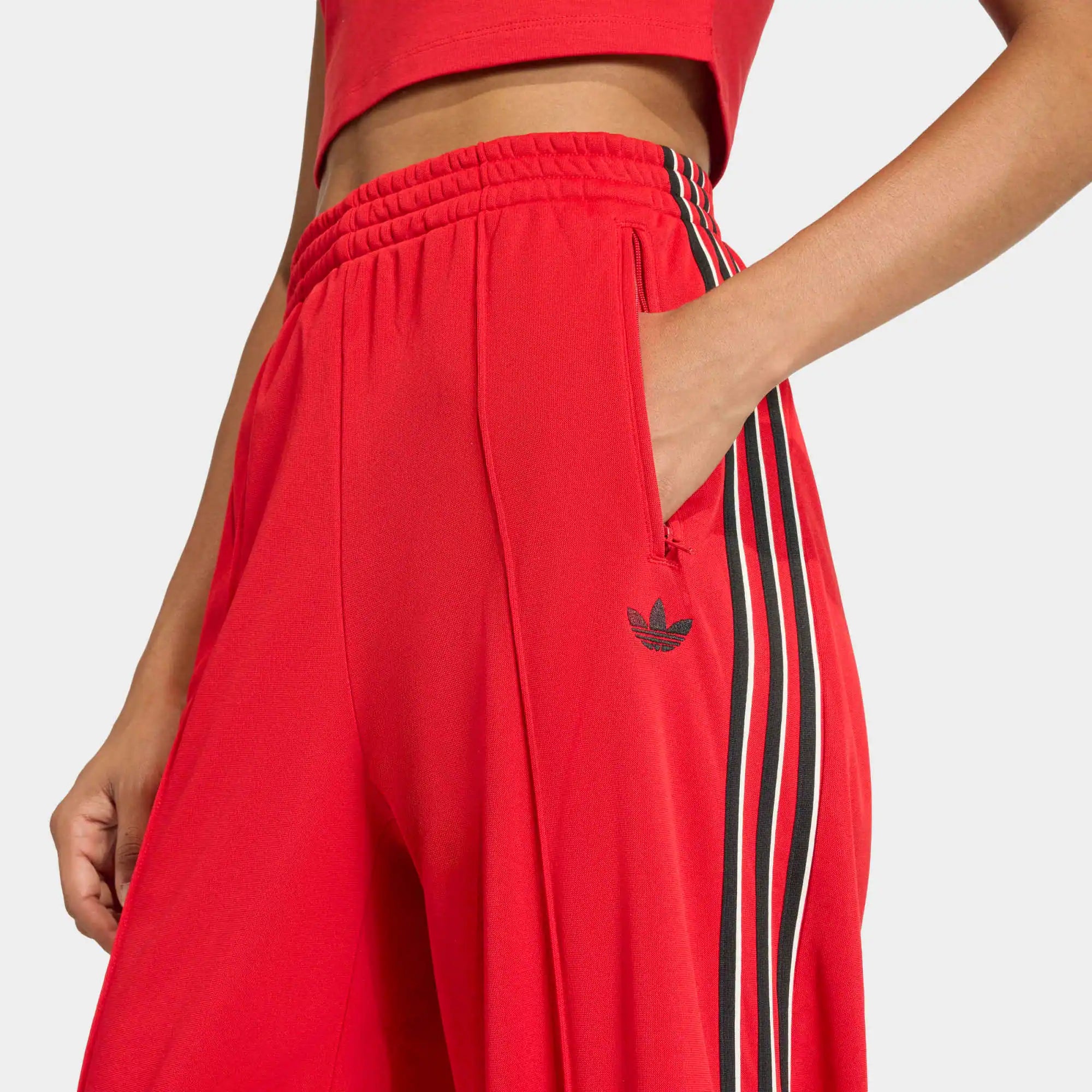 Adidas Firebird Loose Track Pants W in Better Scarlet mit 3-Streifen, Loose Fit und elastischem Bund in Schwarz/Off White.