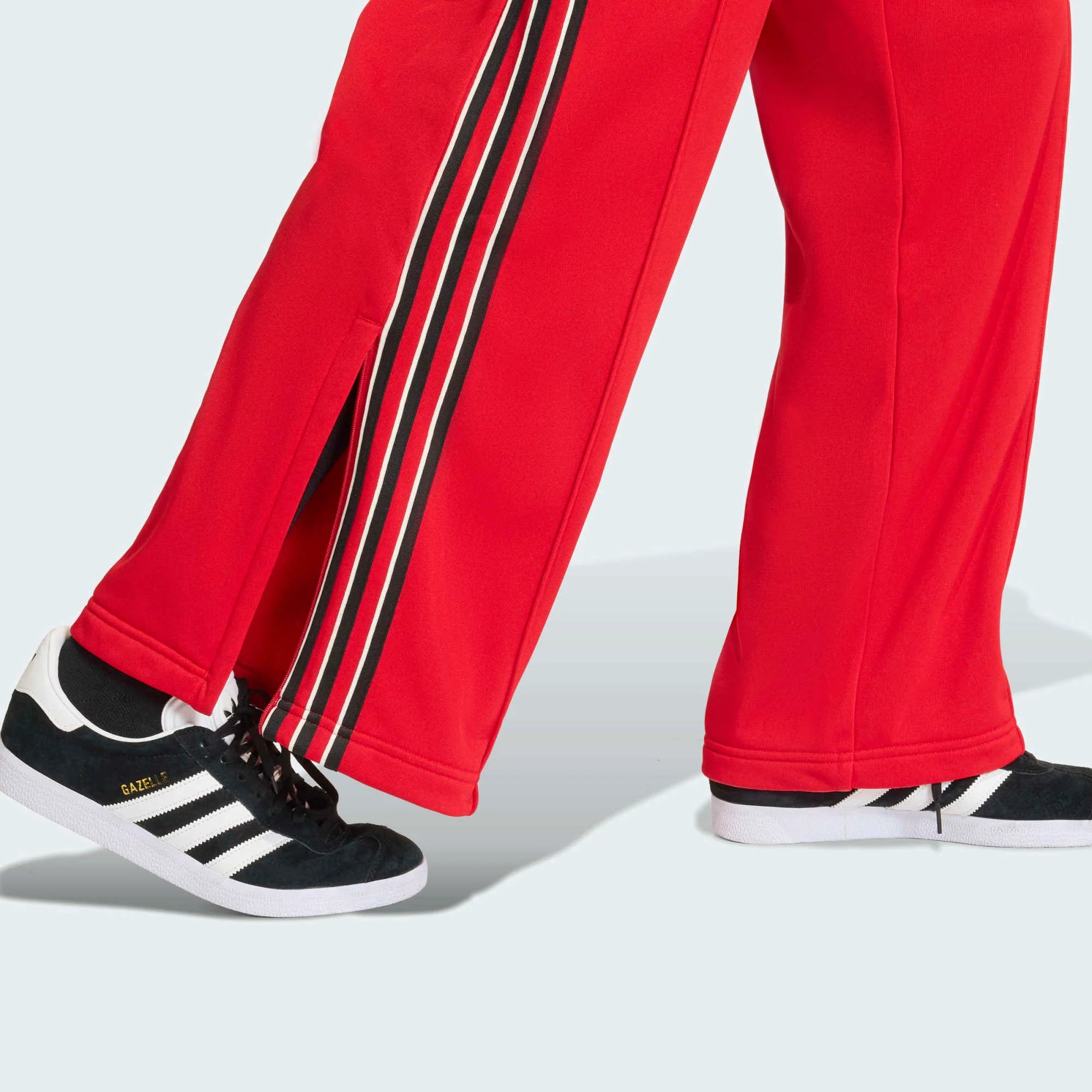 Adidas Firebird Loose Track Pants W in Better Scarlet mit 3-Streifen, Loose Fit und elastischem Bund in Schwarz/Off White.