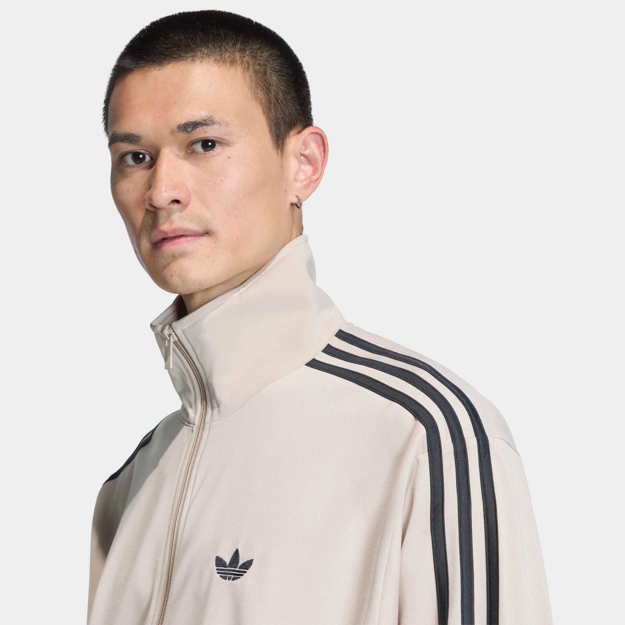 “adidas Originals Firebird Trainingsjacke Herren in Stone Khaki Beige, klassische 3-Streifen, Stehkragen bei Stickabush.“