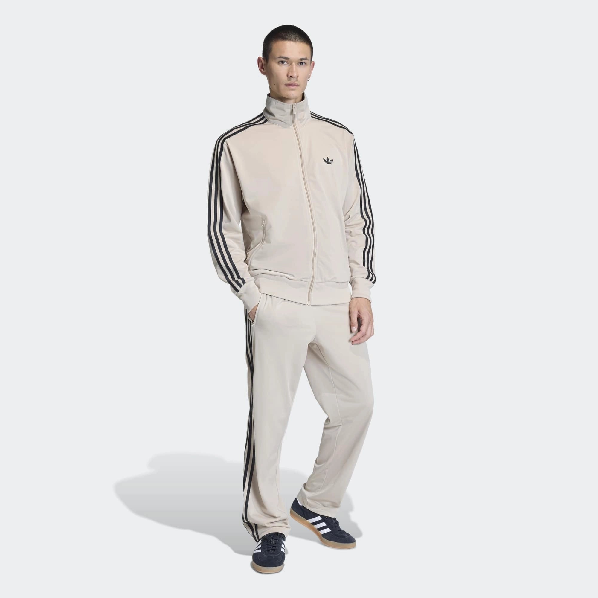 “adidas Originals Firebird Trainingsjacke Herren in Stone Khaki Beige, klassische 3-Streifen, Stehkragen bei Stickabush.“