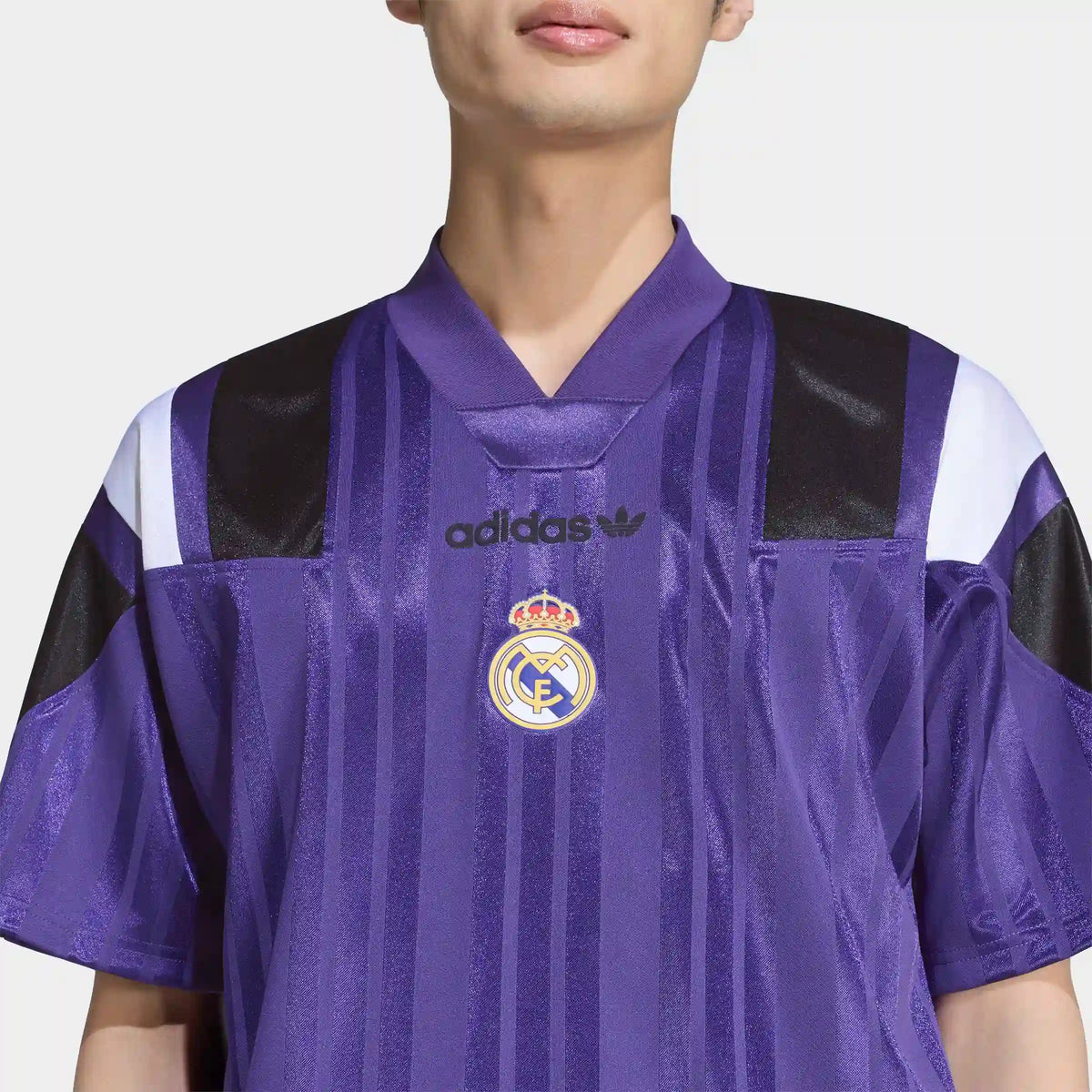 adidas Originals Real Madrid EQT Trikot in Purple – Detailansicht am Model bei STICKABUSH