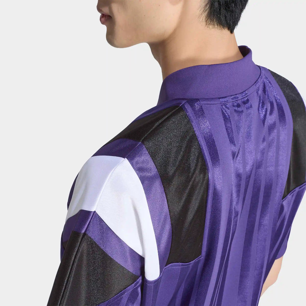 adidas Originals Real Madrid EQT Trikot in Purple – Topansicht am Model bei STICKABUSH
