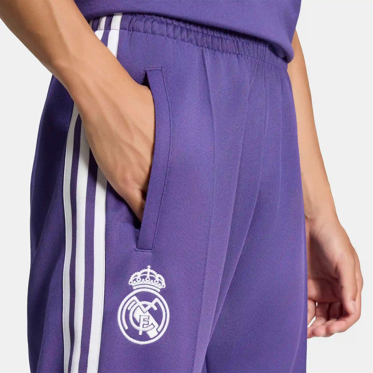 adidas Originals Real Madrid Originals Track Pants in Purple – Seitenansicht Details am Model im STICKABUSH Online-Shop