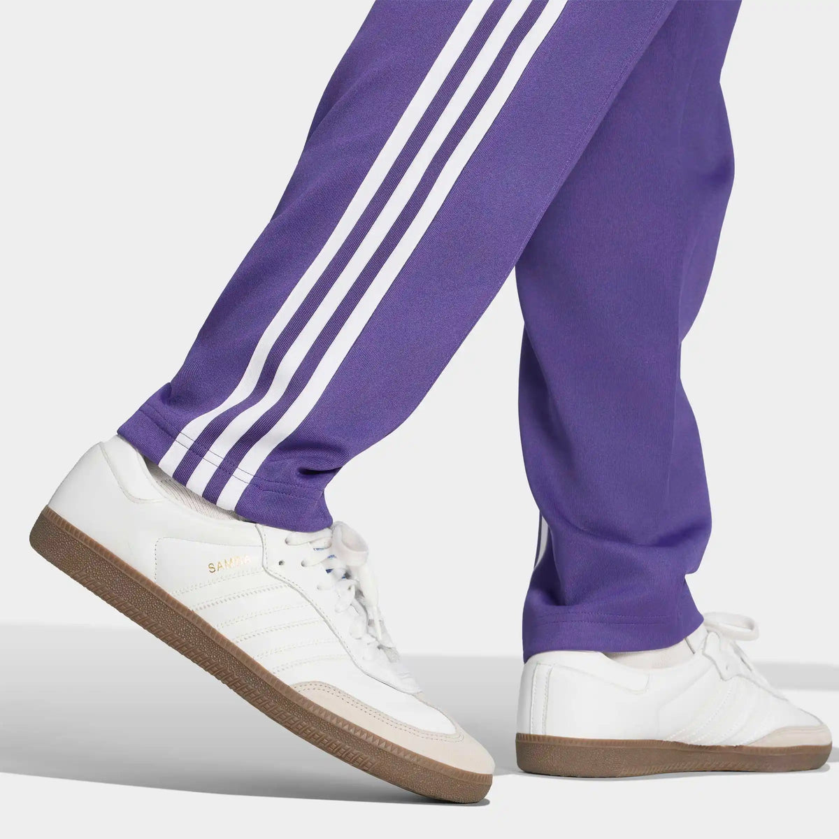 adidas Originals Real Madrid Originals Track Pants in Purple – Seitenansicht Details am Model im STICKABUSH Online-Shop