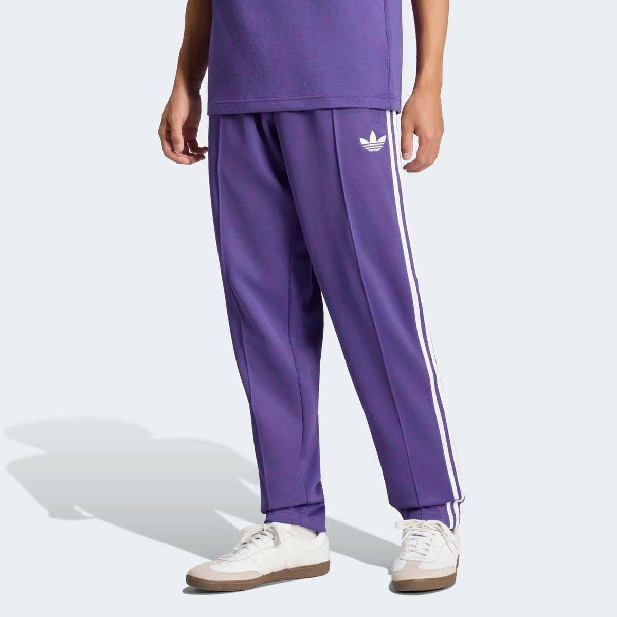 adidas Originals Real Madrid Originals Track Pants in Purple – Frontansicht am Model im STICKABUSH Online-Shop