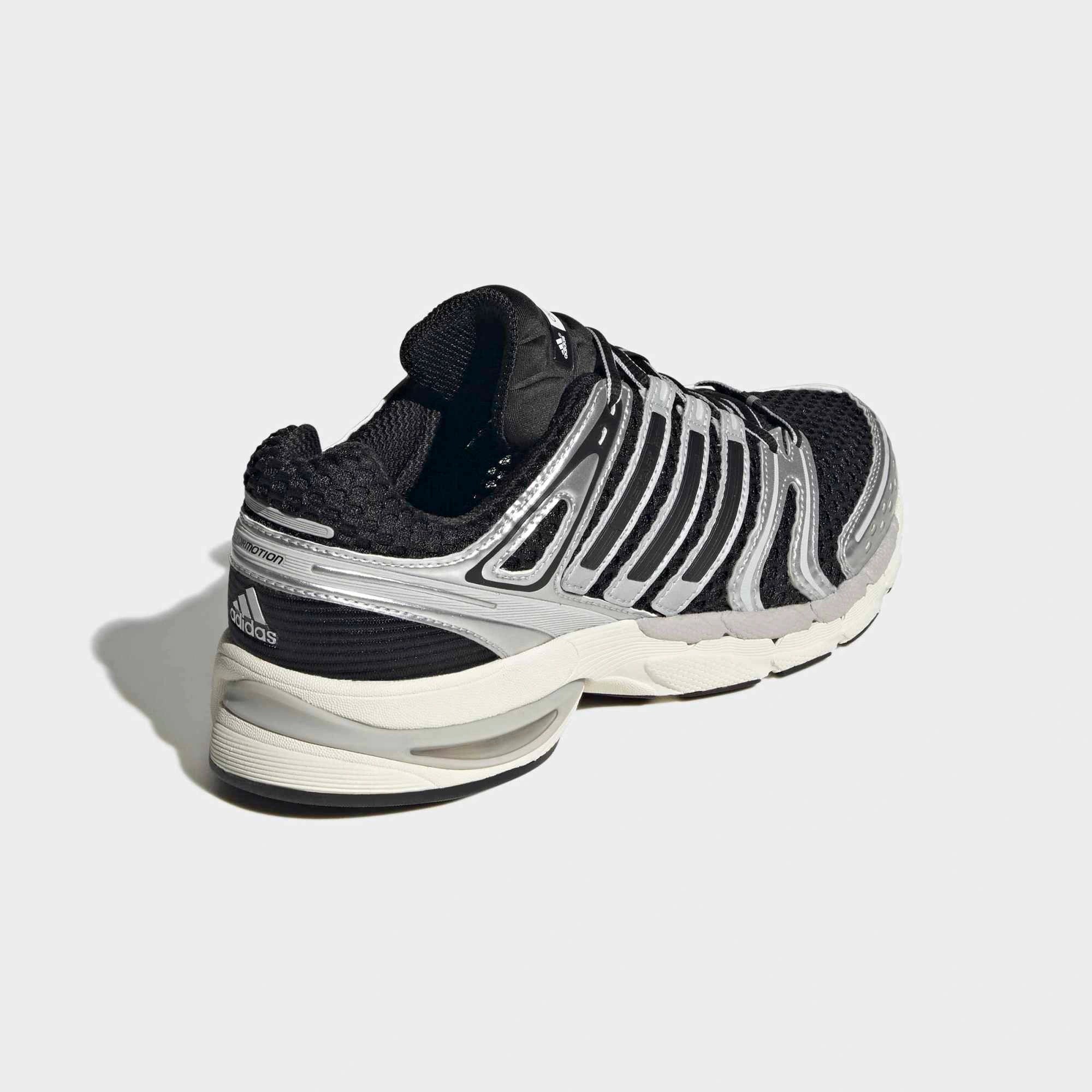 “Adidas Originals Adistar Control 5 Sneaker in Core Black, Silver Metallic, Grey One  mit Mesh-Obermaterial und Chunky-Sohle, Retro Running Design bei Stickabush Berlin.“