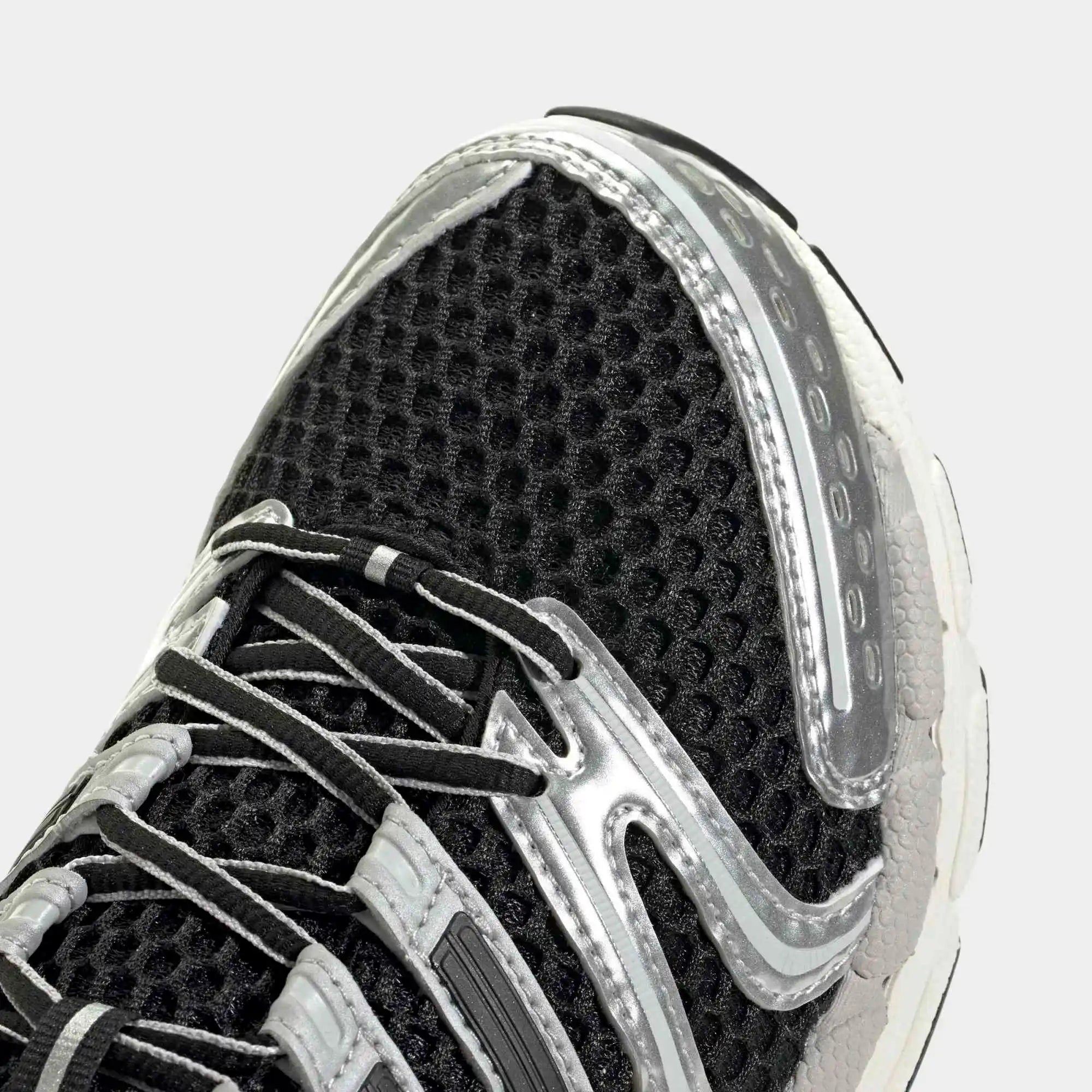 “Adidas Originals Adistar Control 5 Sneaker in Core Black, Silver Metallic, Grey One  mit Mesh-Obermaterial und Chunky-Sohle, Retro Running Design bei Stickabush Berlin.“