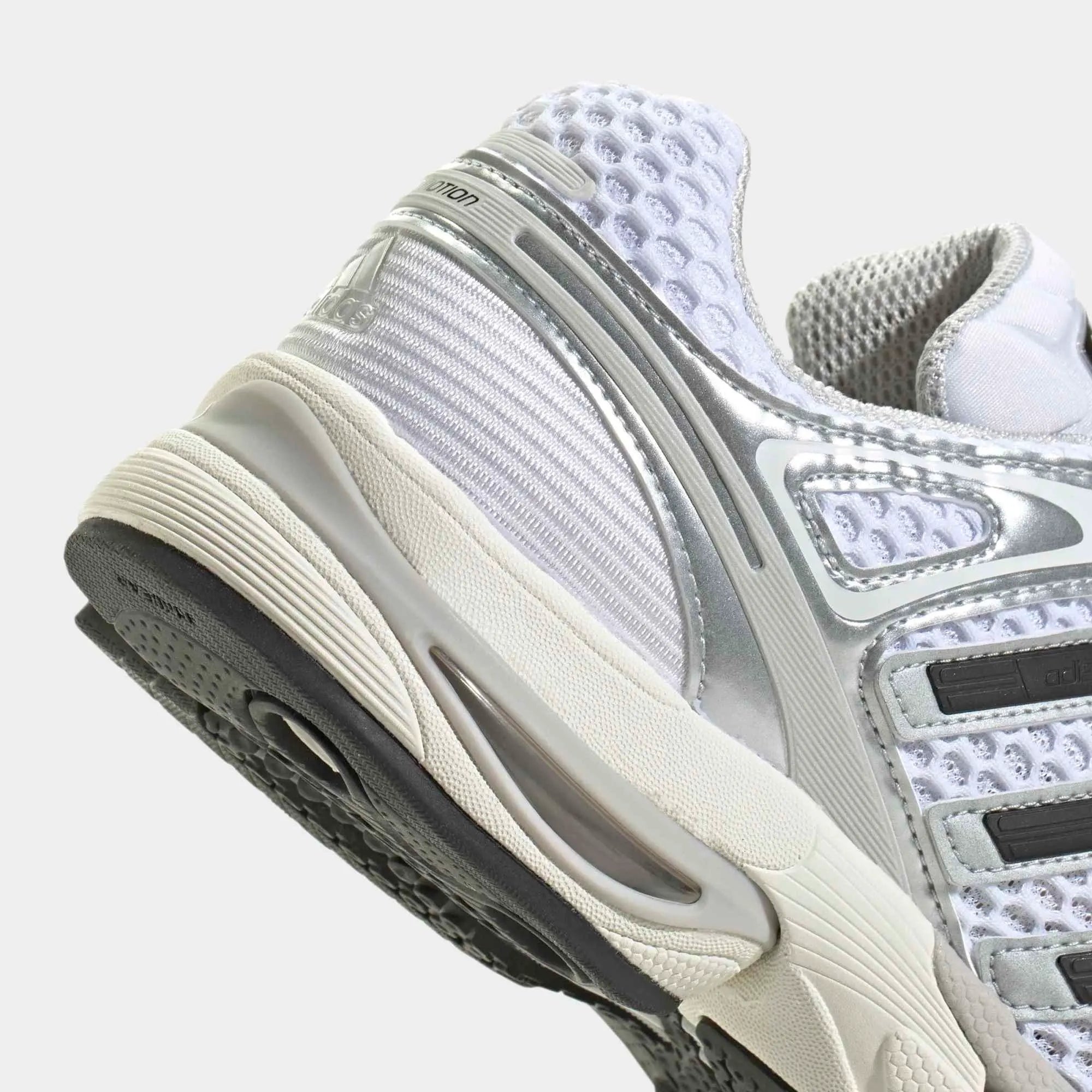 Adidas Adistar Control 5 in Silver Metallic / Grey One / Core Black – stabiler Laufschuh mit Dual Density Dämpfung und atmungsaktivem Mesh.