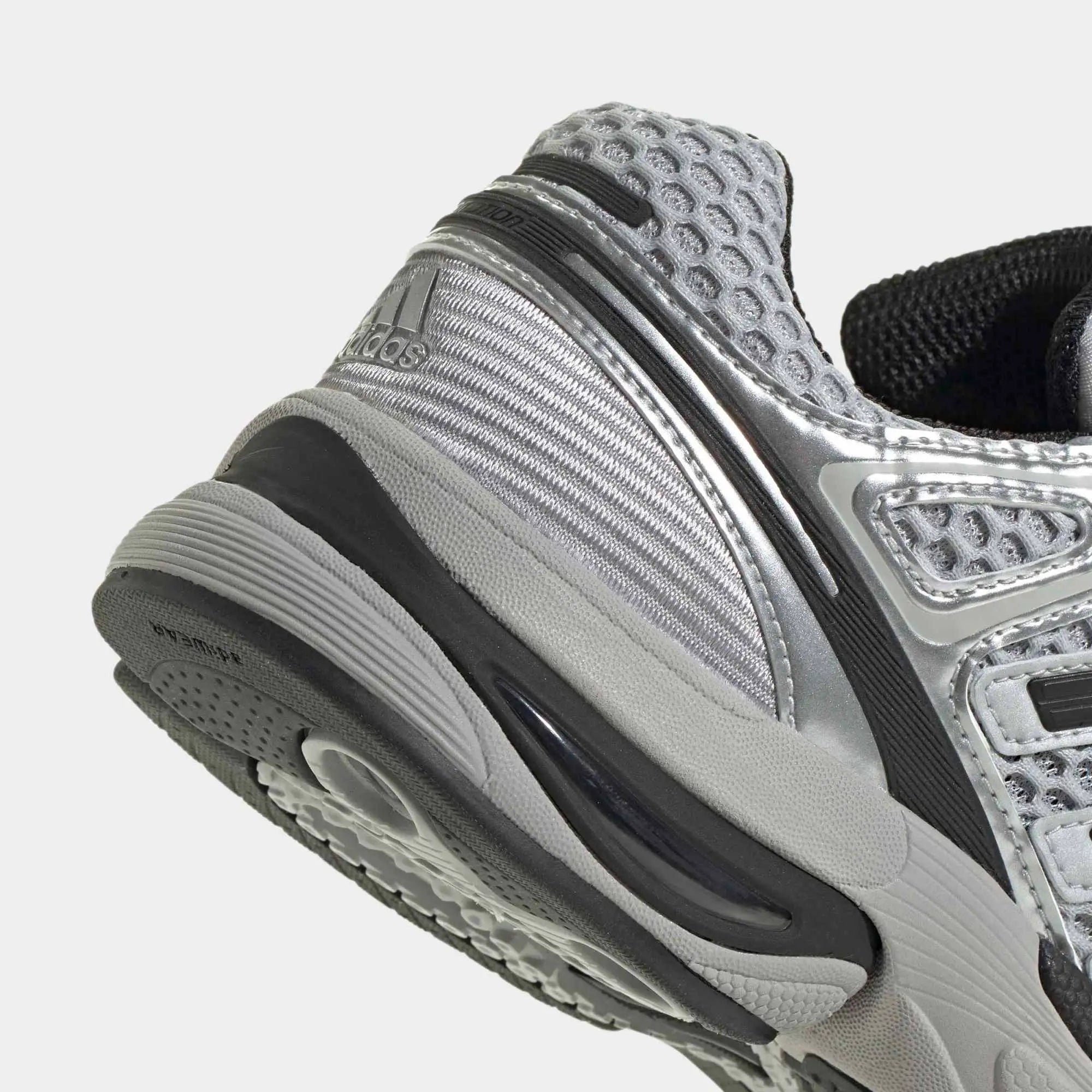 “Adidas Originals Adistar Control 5 Sneaker in Grey Two, Core Black und Silver Metallic, mit Mesh-Obermaterial und Chunky-Sohle, Retro Running Design bei Stickabush Berlin.“