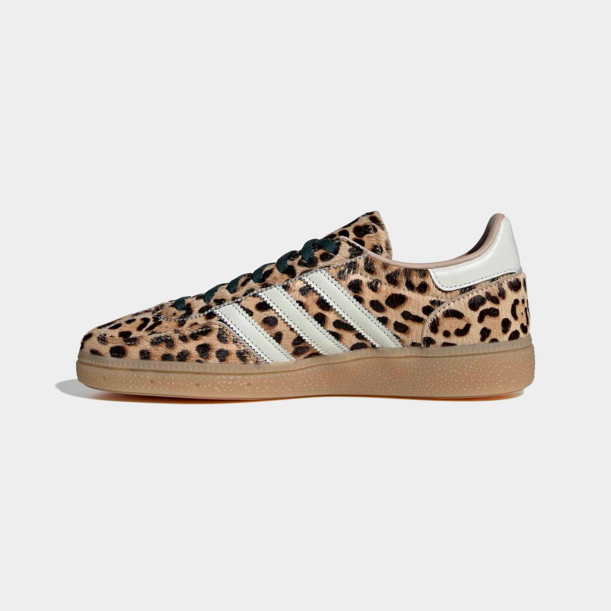 „Damen Adidas Originals Handball Spezial Sneaker mit Leopardenmuster-Wildleder, weißen Streifen und Gummisohle bei Stickabush Berlin.“