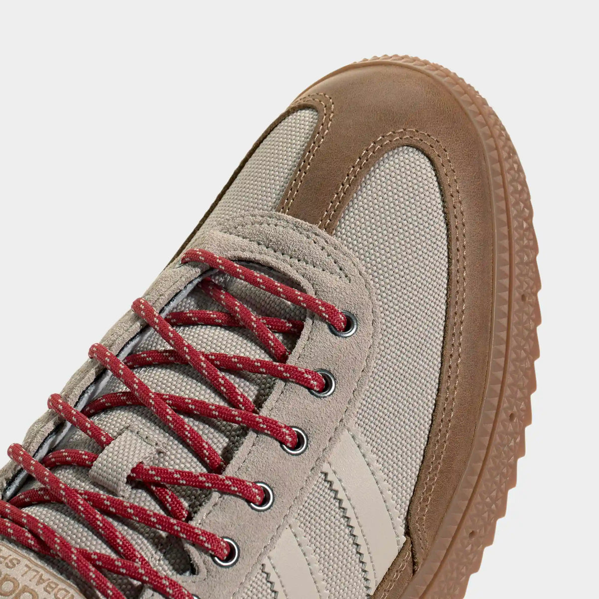 adidas Originals Handball Spezial WTR in Khaki Three / Bliss / Light Cinnamon – Detailansicht des khakifarbenen Retro-Sneakers mit Metallösen und charakteristischen 3-Stripes.