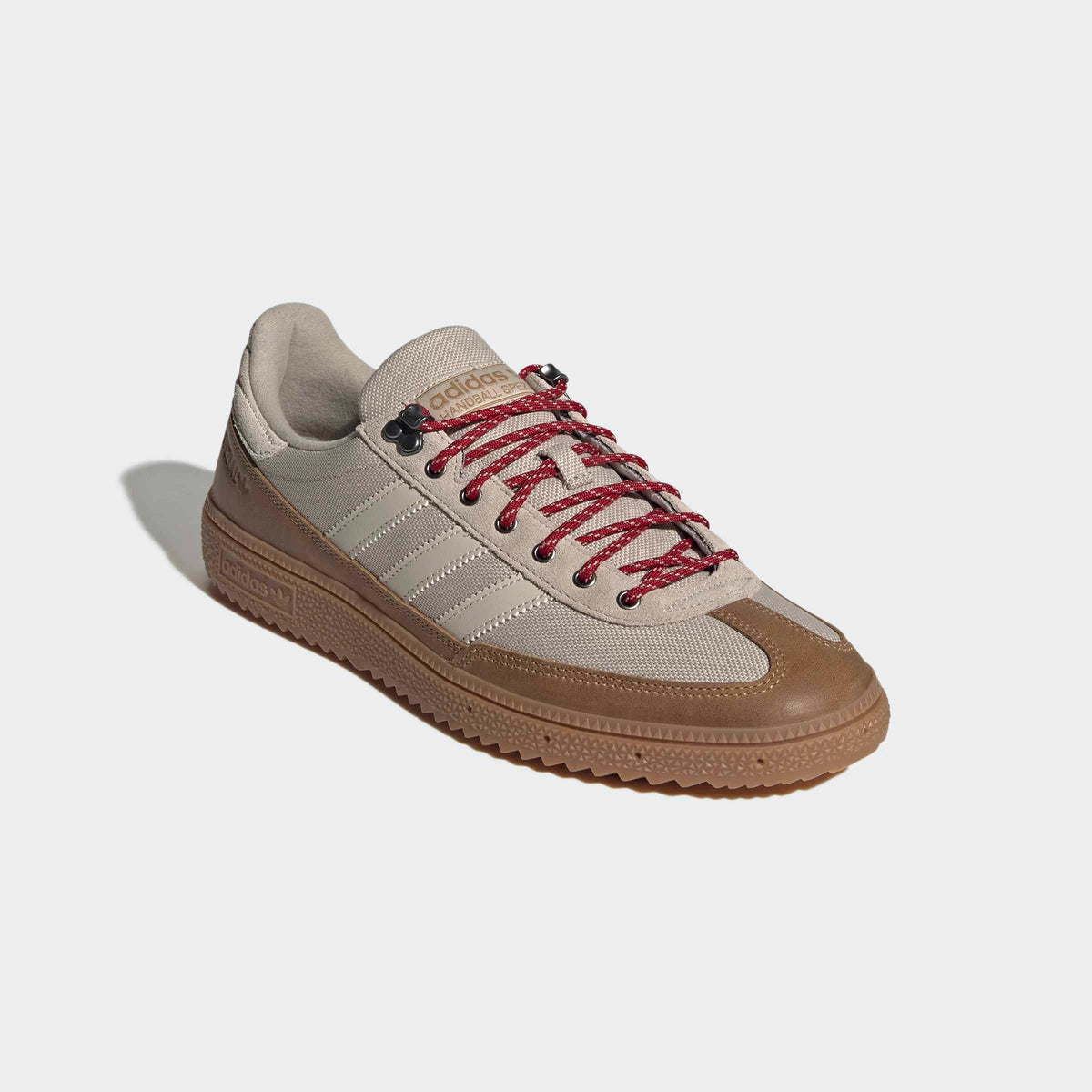adidas Originals Handball Spezial WTR in Khaki Three / Bliss / Light Cinnamon – Vorderansicht des khakifarbenen Retro-Sneakers mit Metallösen und charakteristischen 3-Stripes.
