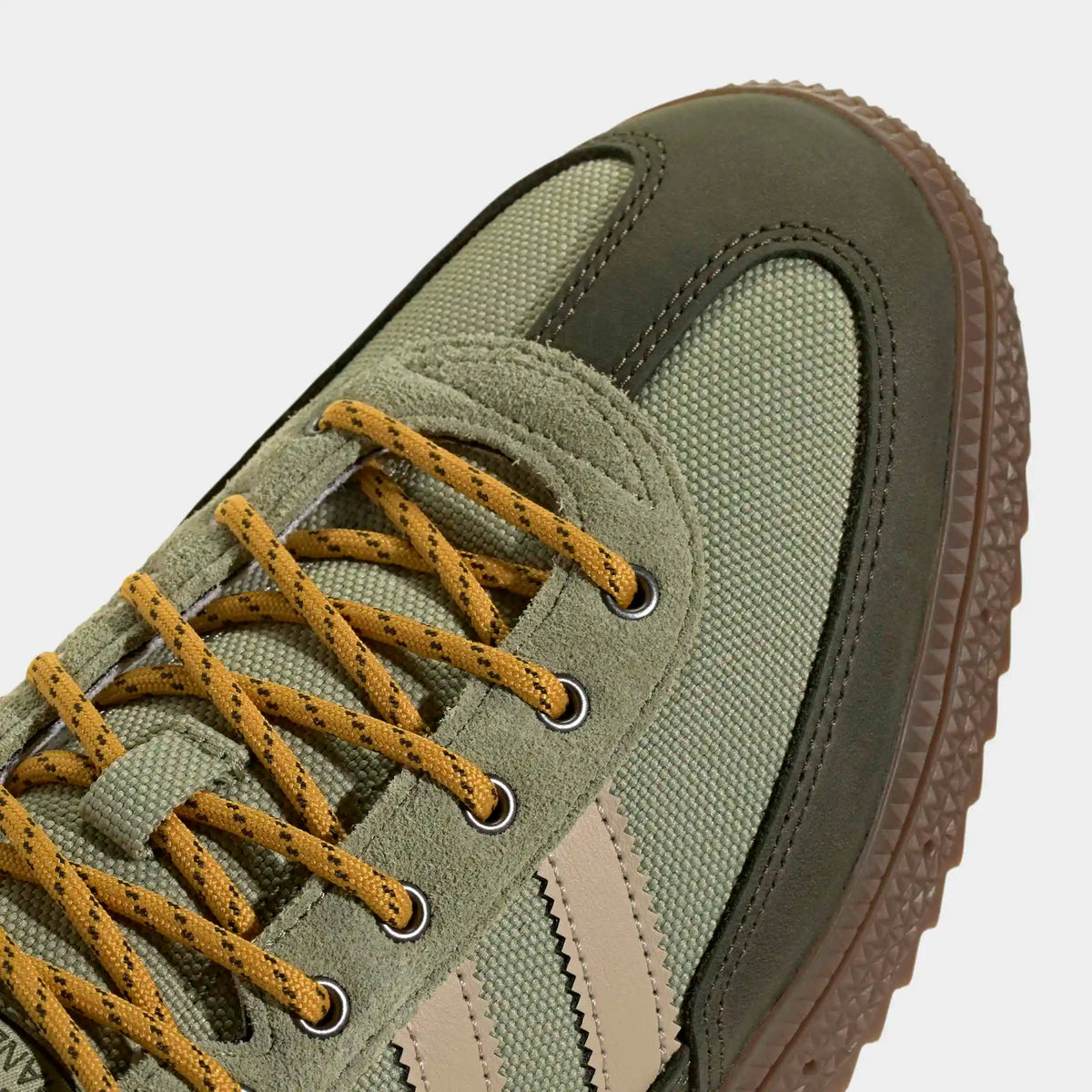 adidas Originals Handball Spezial WTR in Tent Green / Khaki Three / Night Cargo – Detailansicht des grünen Retro-Sneakers mit Metallösen und charakteristischen 3-Stripes.