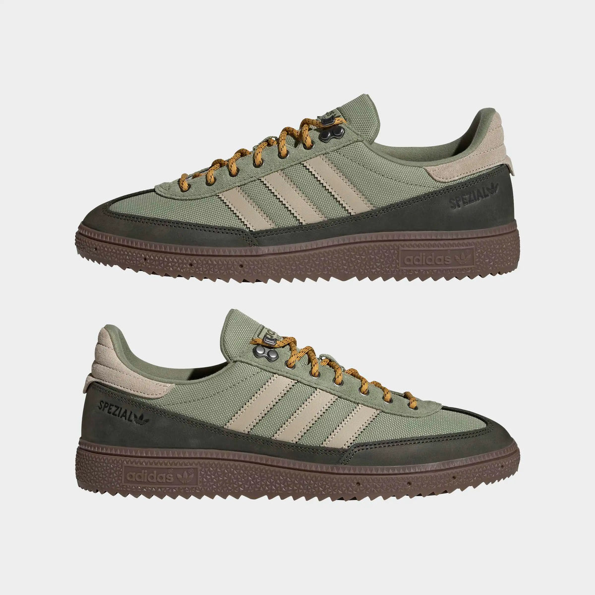adidas Originals Handball Spezial WTR in Tent Green / Khaki Three / Night Cargo – Paaransicht des grünen Retro-Sneakers mit Metallösen und charakteristischen 3-Stripes.
