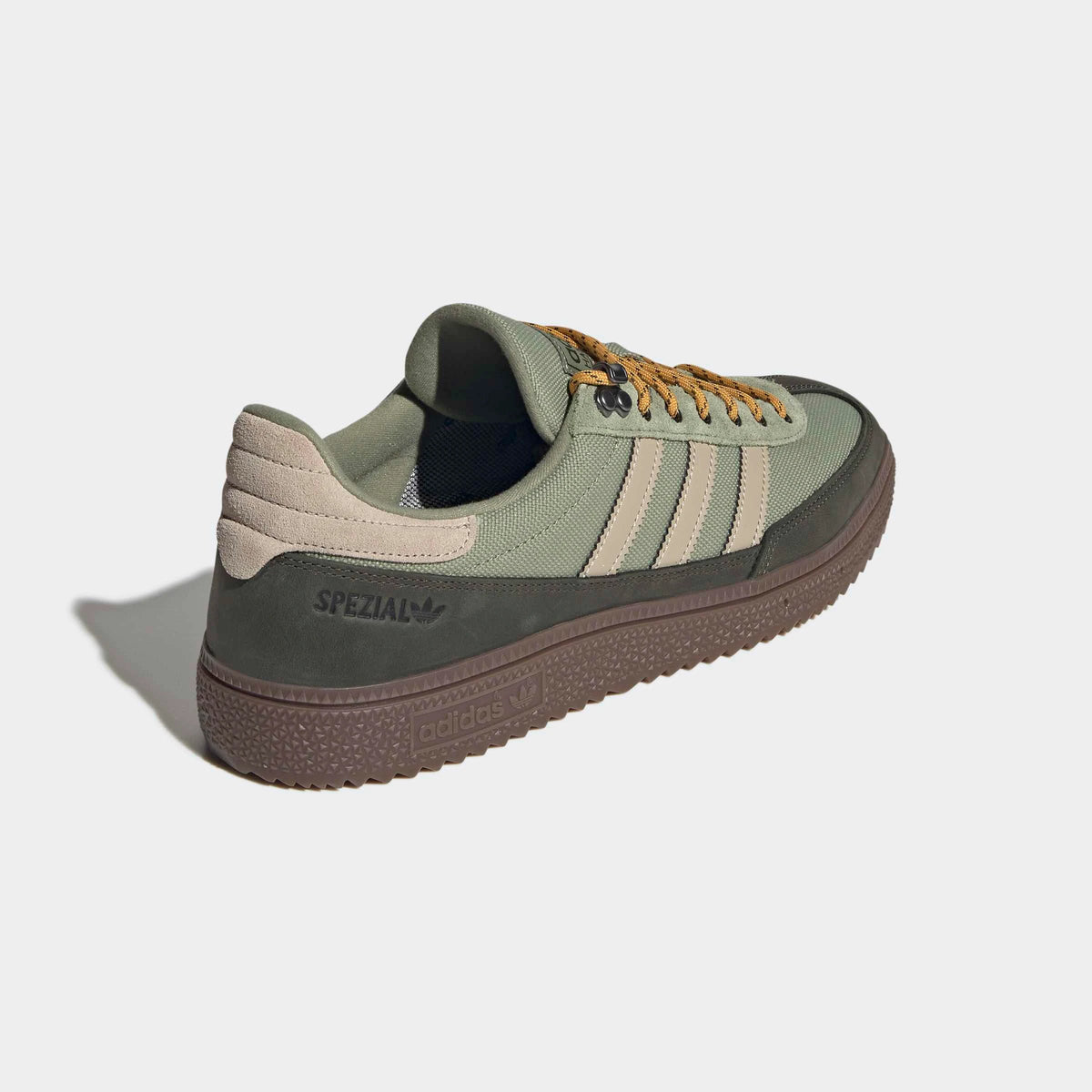 adidas Originals Handball Spezial WTR in Tent Green / Khaki Three / Night Cargo – Rueckansicht des grünen Retro-Sneakers mit Metallösen und charakteristischen 3-Stripes.